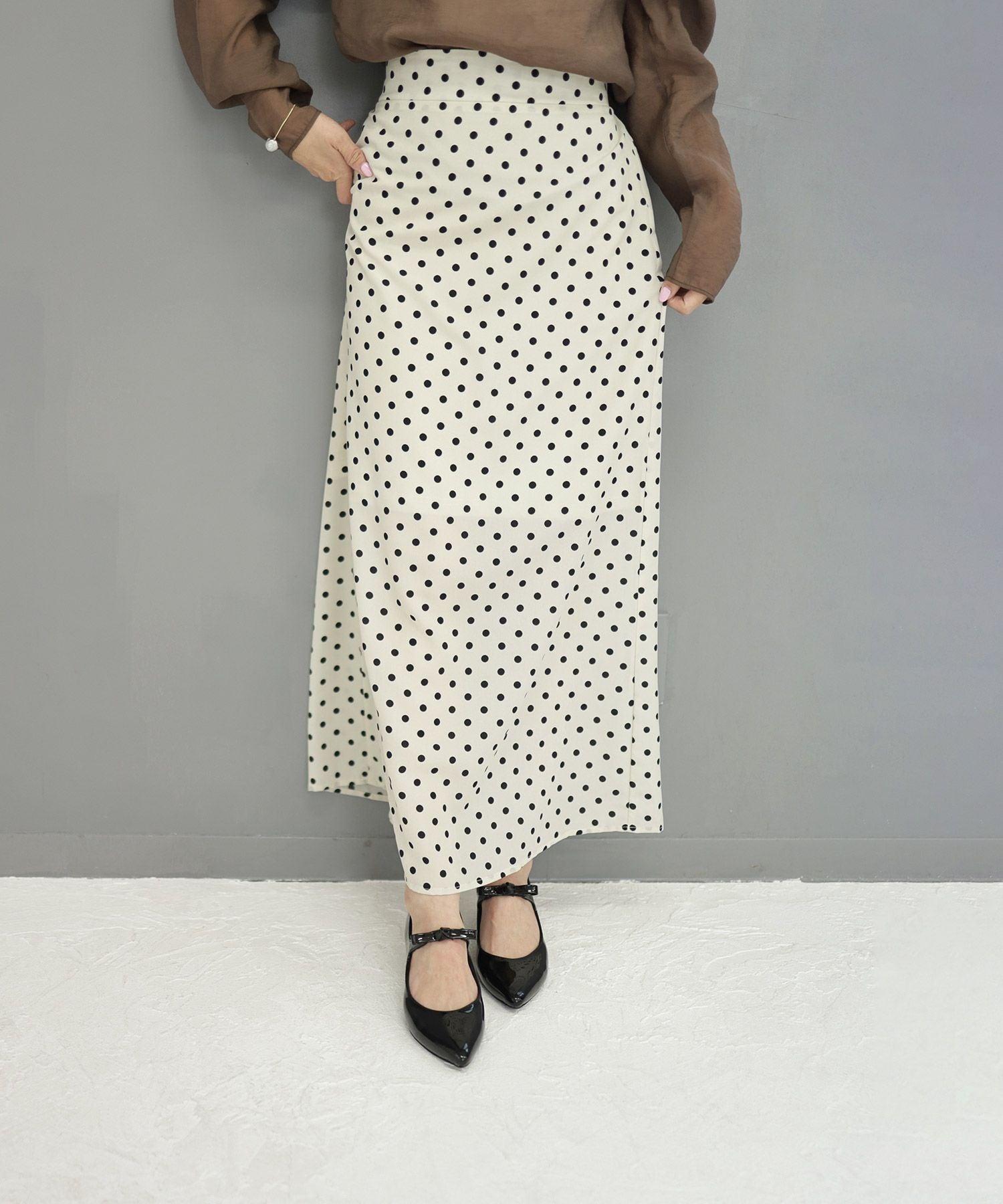 リボンストラップミドルヒールポインテッドトゥパンプス