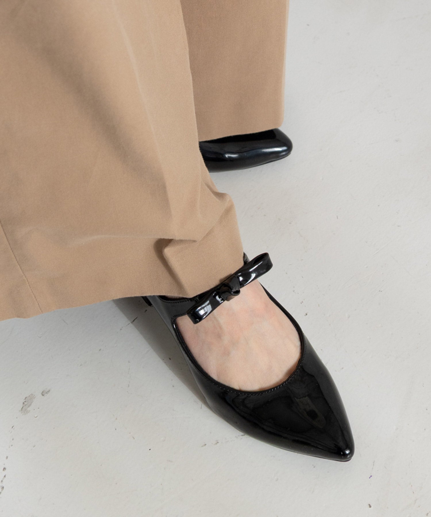 リボンストラップミドルヒールポインテッドトゥパンプス