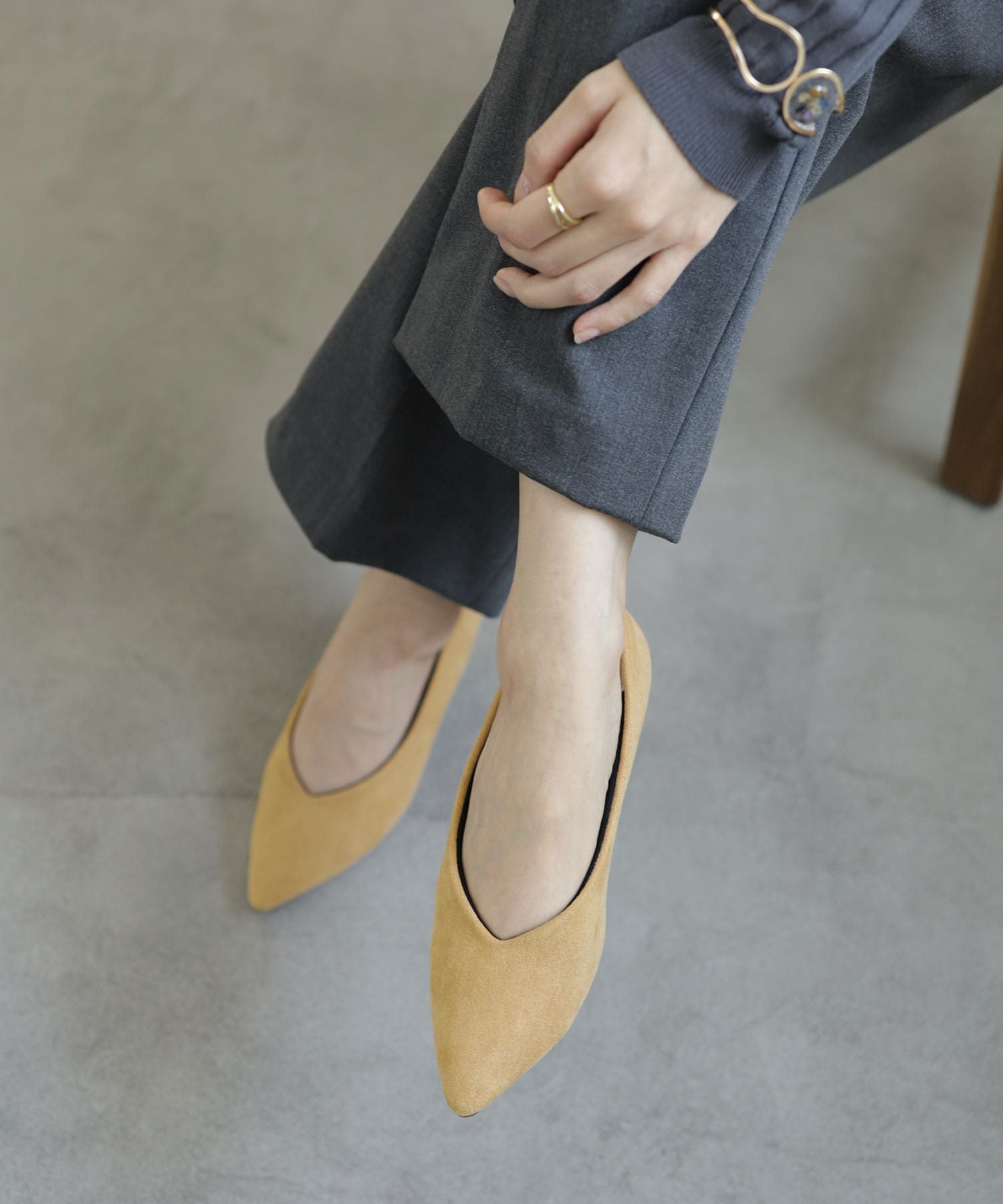 削れないかかとゴム&高機能クッションの美脚ローヒールパンプス