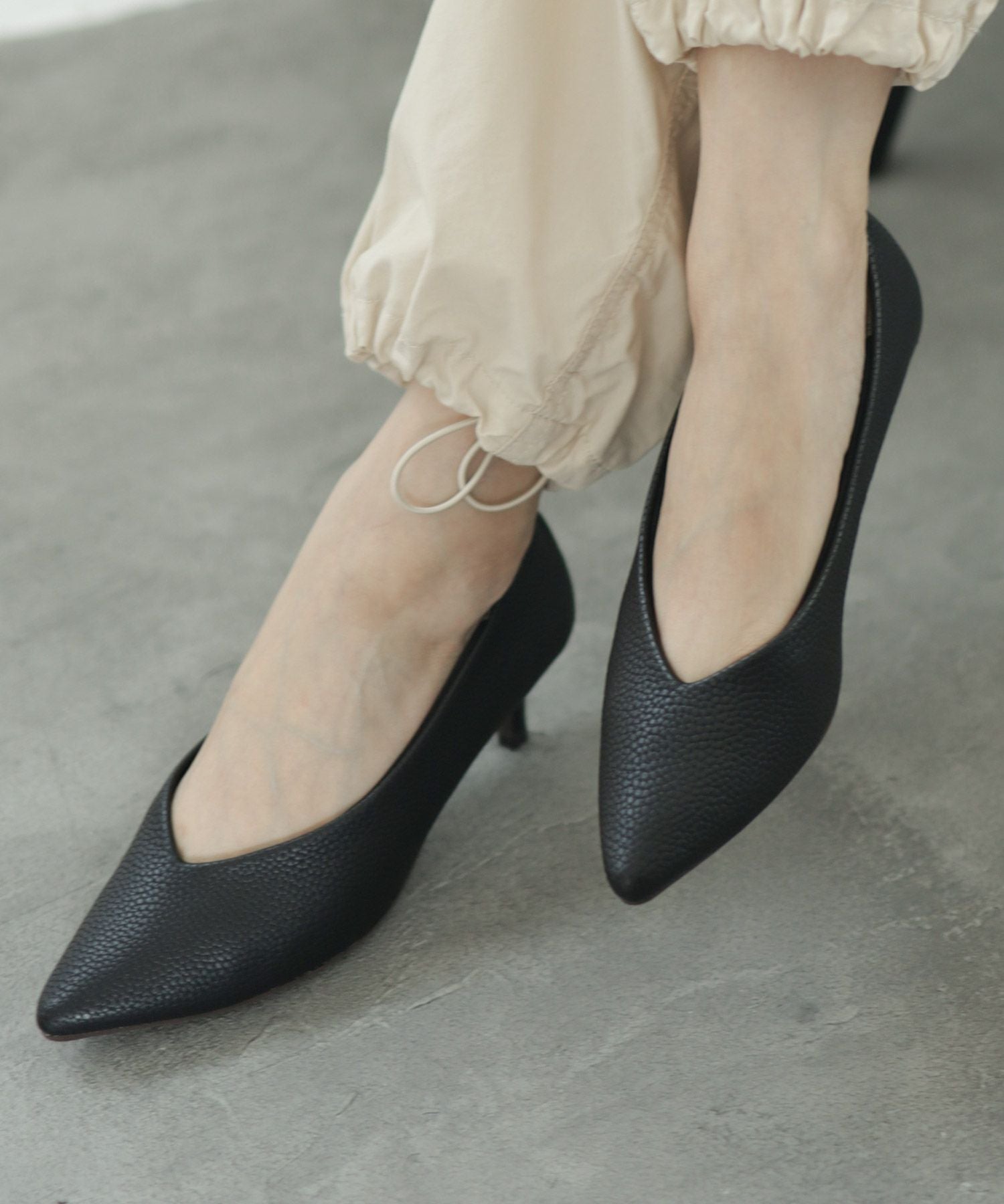 削れないかかとゴム&高機能クッションの美脚ローヒールパンプス