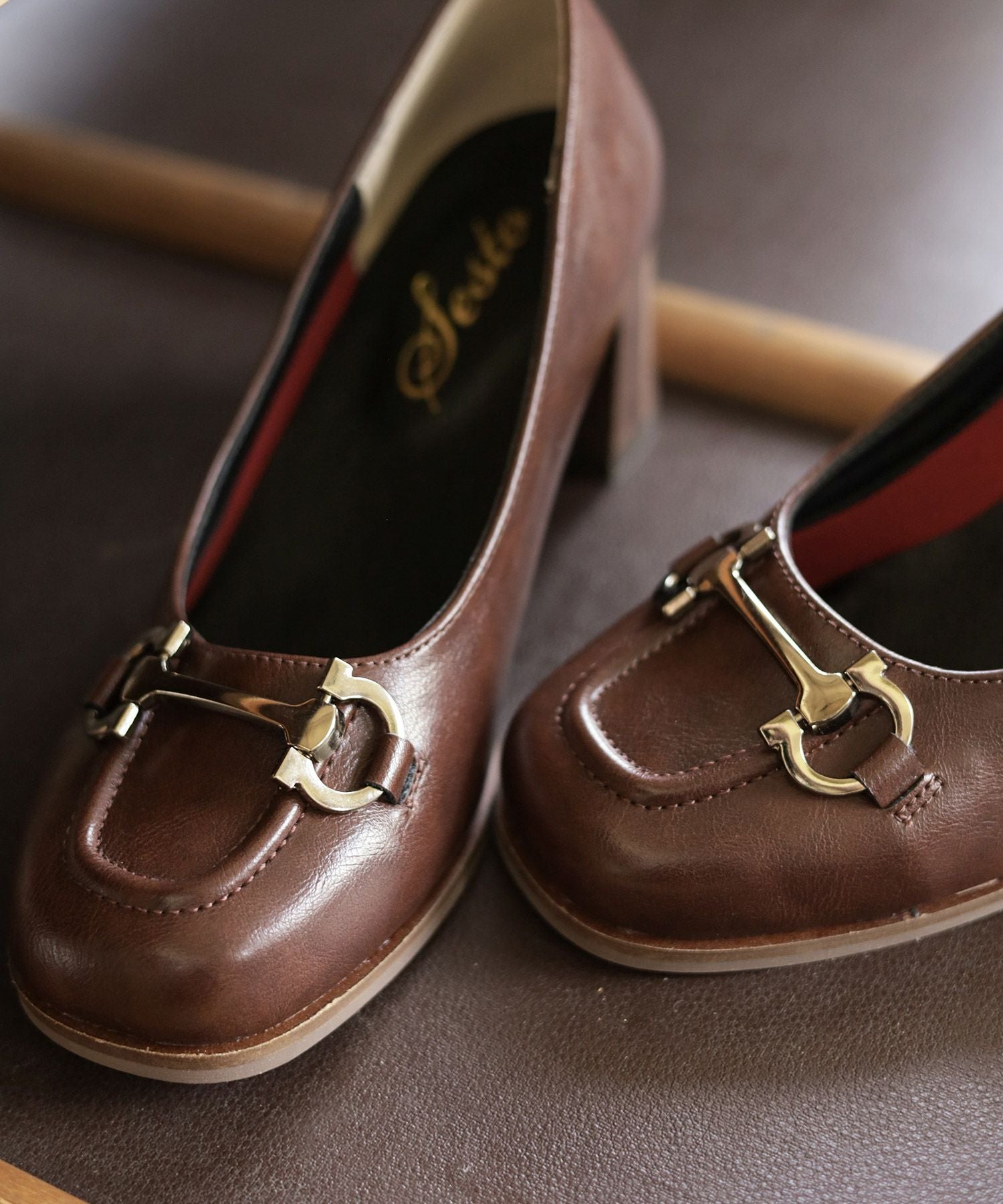 ビット付きフレアヒールパンプス▲返品交換不可