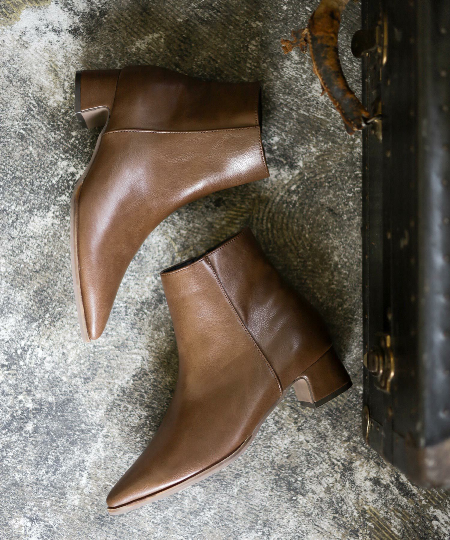 革ピース付きポインテッドトゥショートブーツ▲返品交換不可