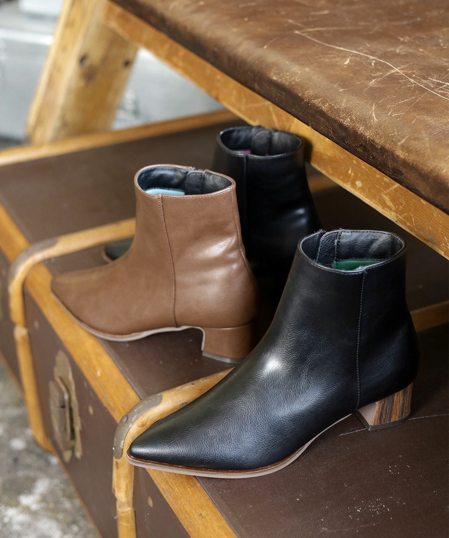 革ピース付きポインテッドトゥショートブーツ▲返品交換不可