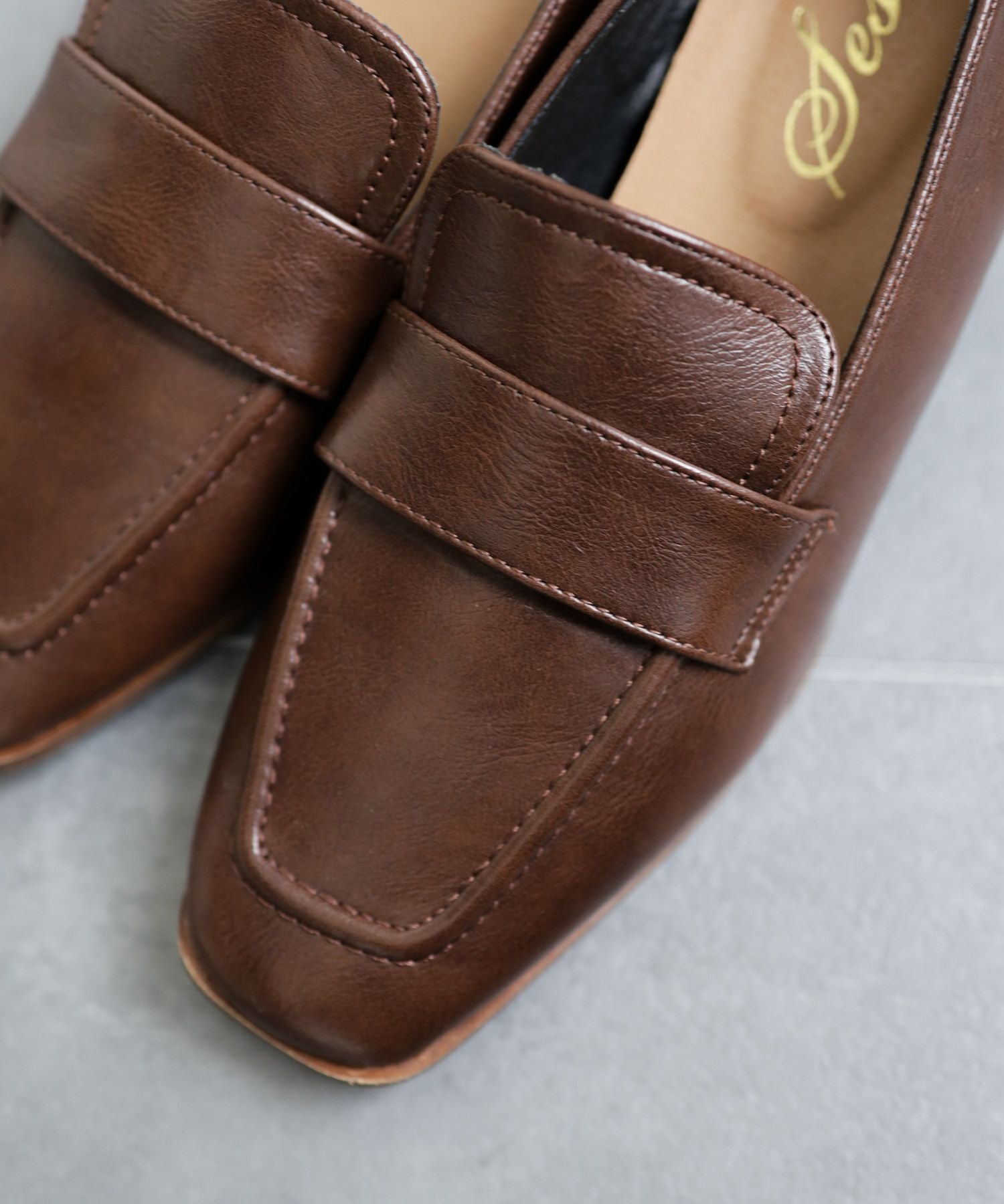 スリムスクエアローヒールローファーパンプス 一部4月上旬入荷予定