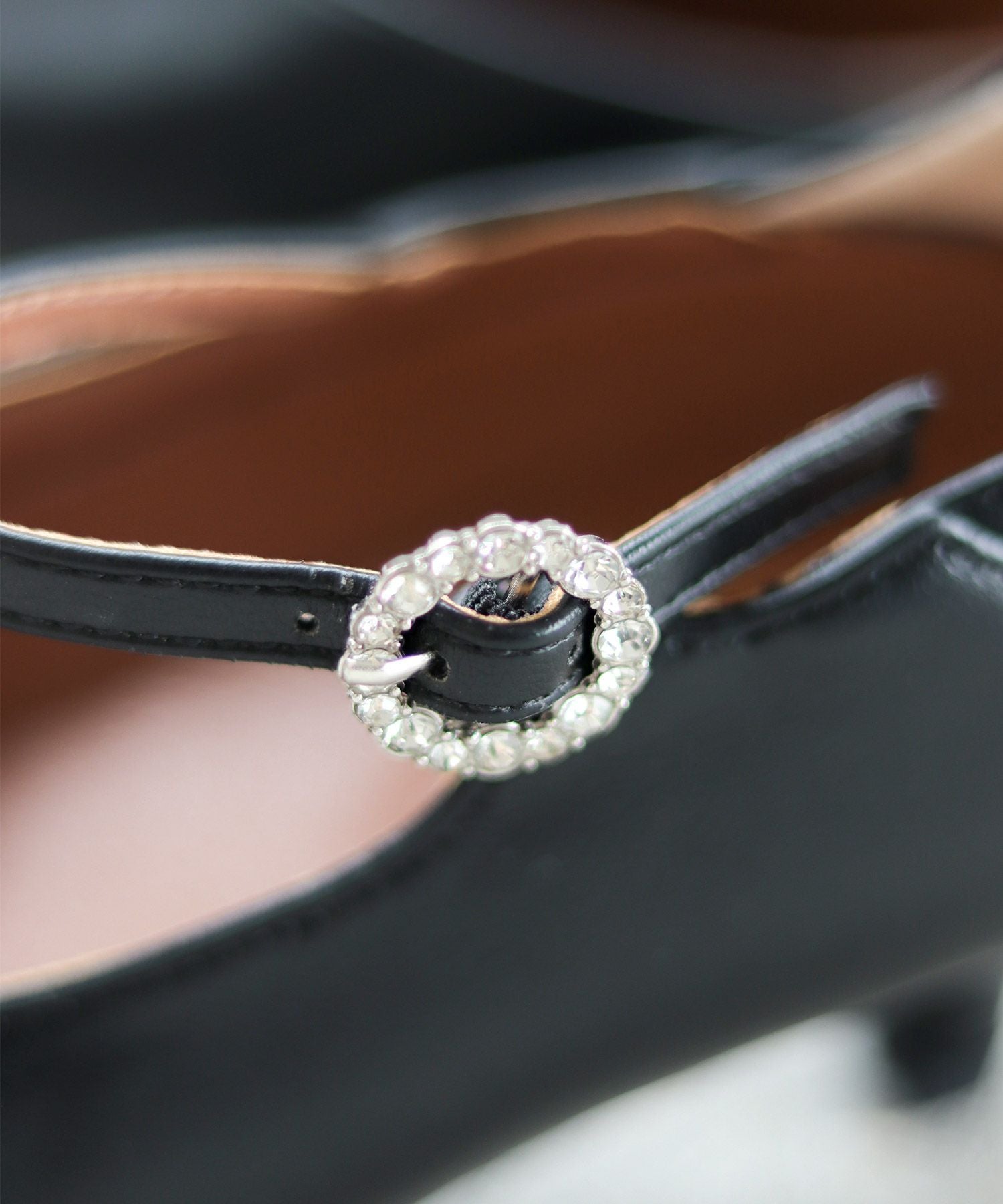 かかとが踏める2Way！ビジューバックルポインテッドトゥキトゥンヒールパンプス 一部4月中旬入荷予定