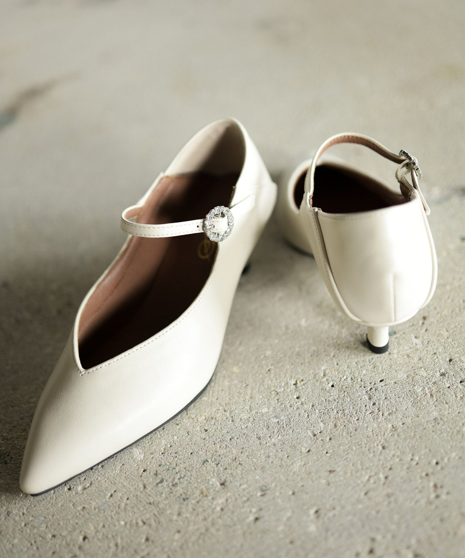 かかとが踏める2Way！ビジューバックルポインテッドトゥキトゥンヒールパンプス 一部4月中旬入荷予定