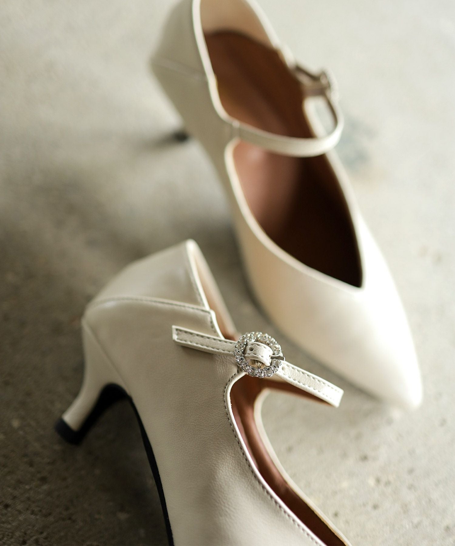 かかとが踏める2Way！ビジューバックルポインテッドトゥキトゥンヒールパンプス 一部4月中旬入荷予定