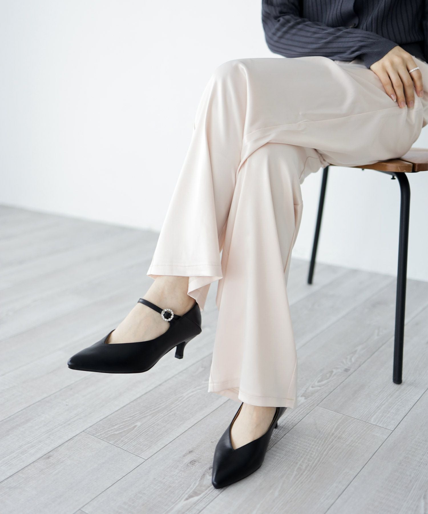 かかとが踏める2Way！ビジューバックルポインテッドトゥキトゥンヒールパンプス 一部4月中旬入荷予定