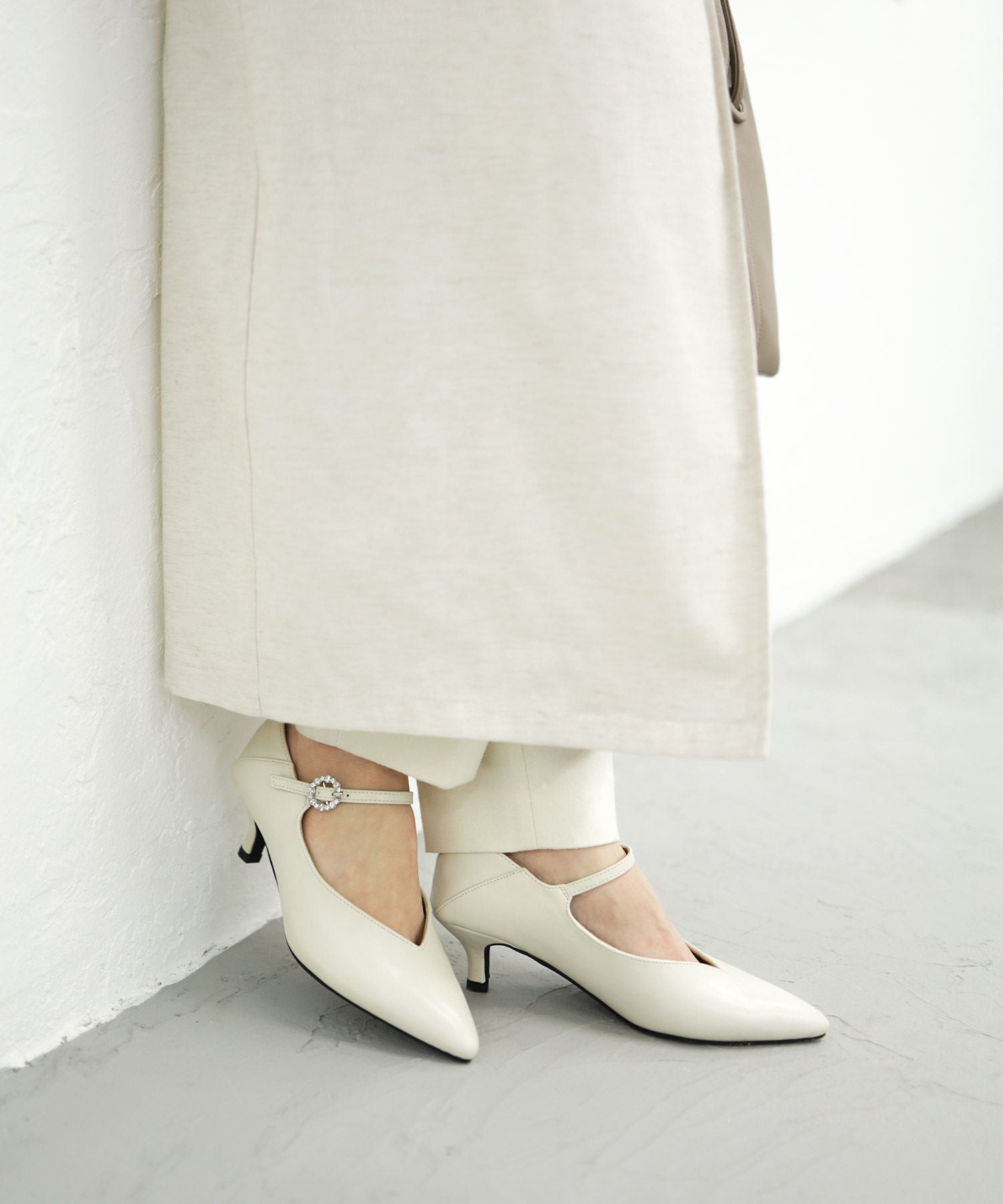 かかとが踏める2Way！ビジューバックルポインテッドトゥキトゥンヒールパンプス 一部4月中旬入荷予定