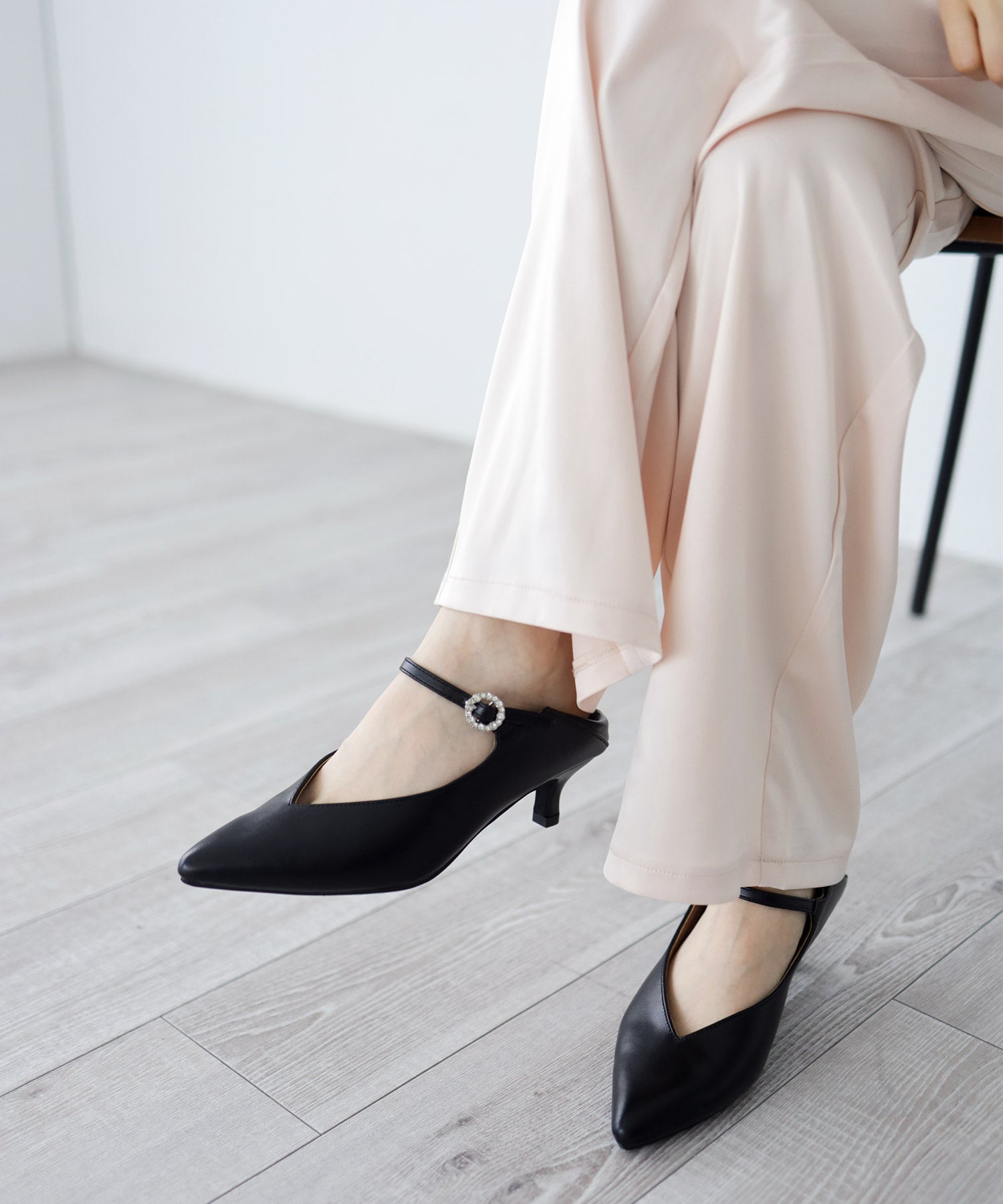 かかとが踏める2Way！ビジューバックルポインテッドトゥキトゥンヒールパンプス  一部10月上旬入荷予定