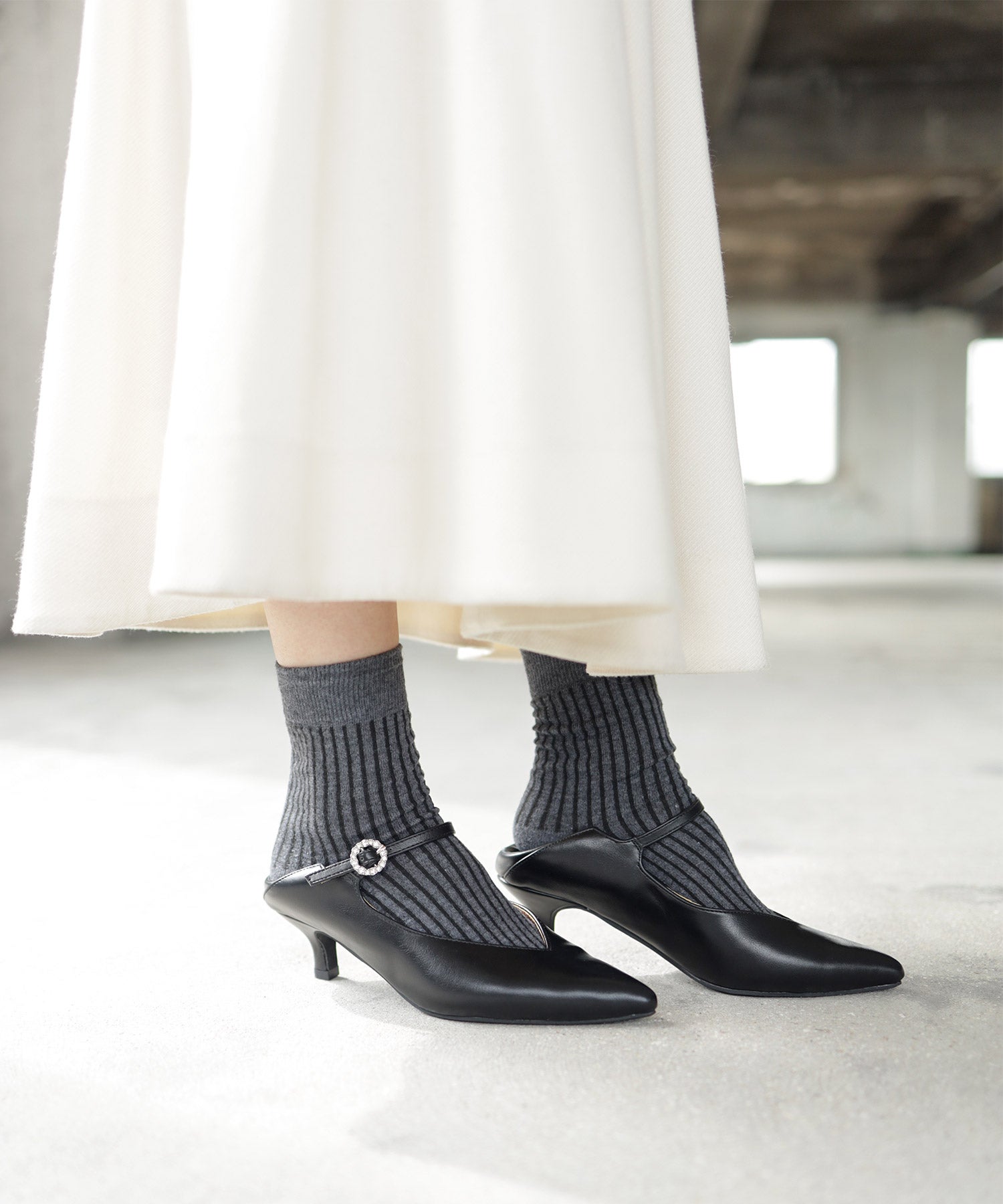 かかとが踏める2Way！ビジューバックルポインテッドトゥキトゥンヒールパンプス  一部10月上旬入荷予定