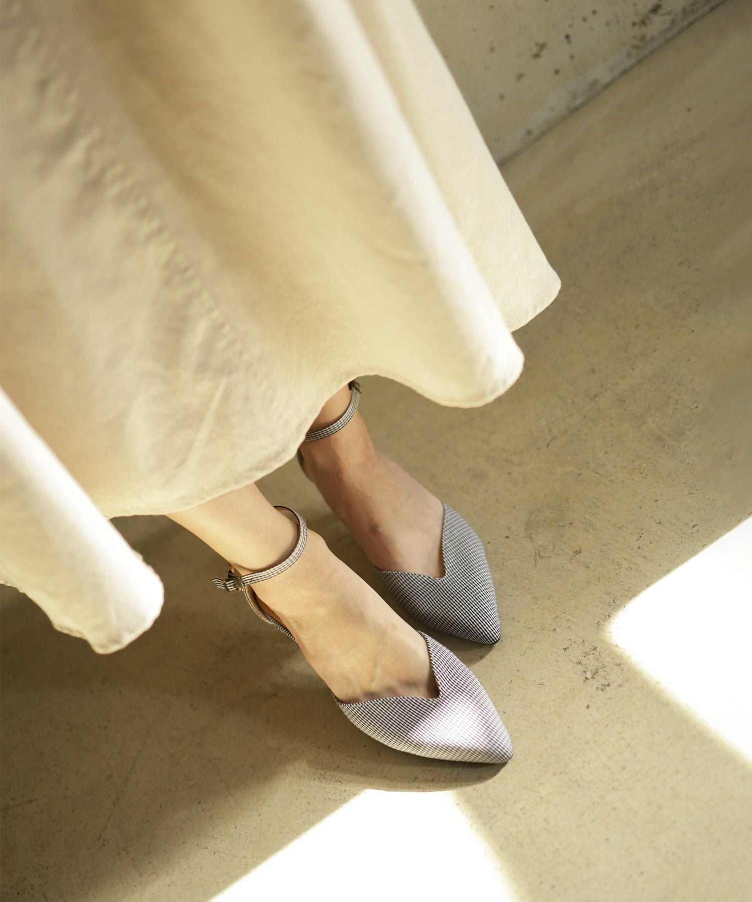 キトゥンヒールアンクルストラップパンプス▲返品交換不可