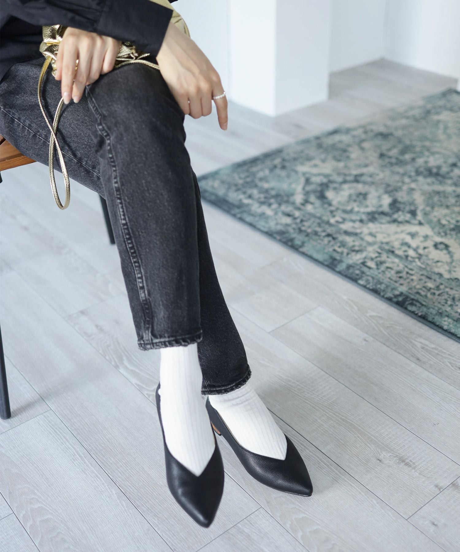 高機能クッションのVカット美脚ウッドヒールパンプス▲返品交換不可