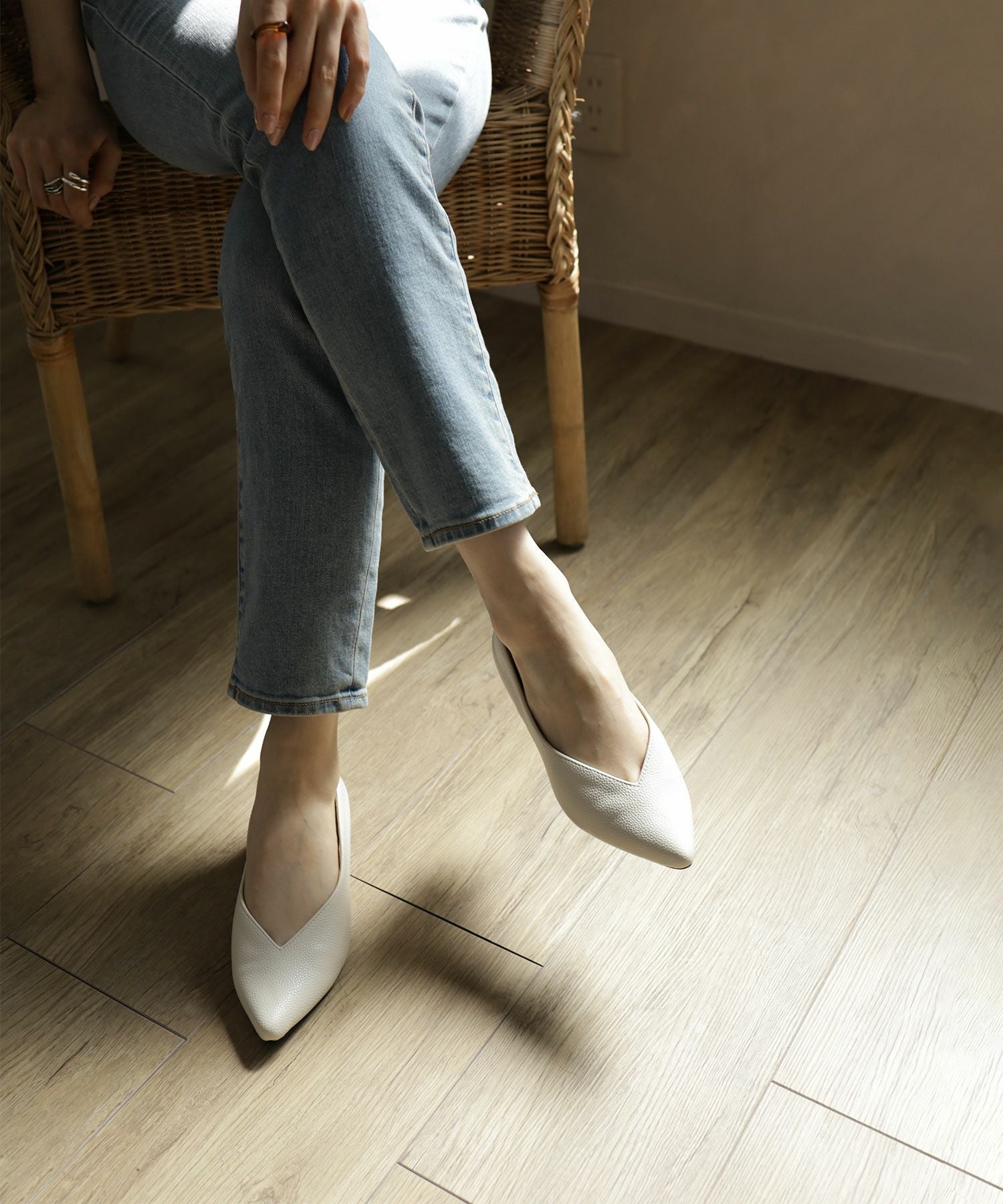 高機能クッションのVカット美脚ウッドヒールパンプス▲返品交換不可