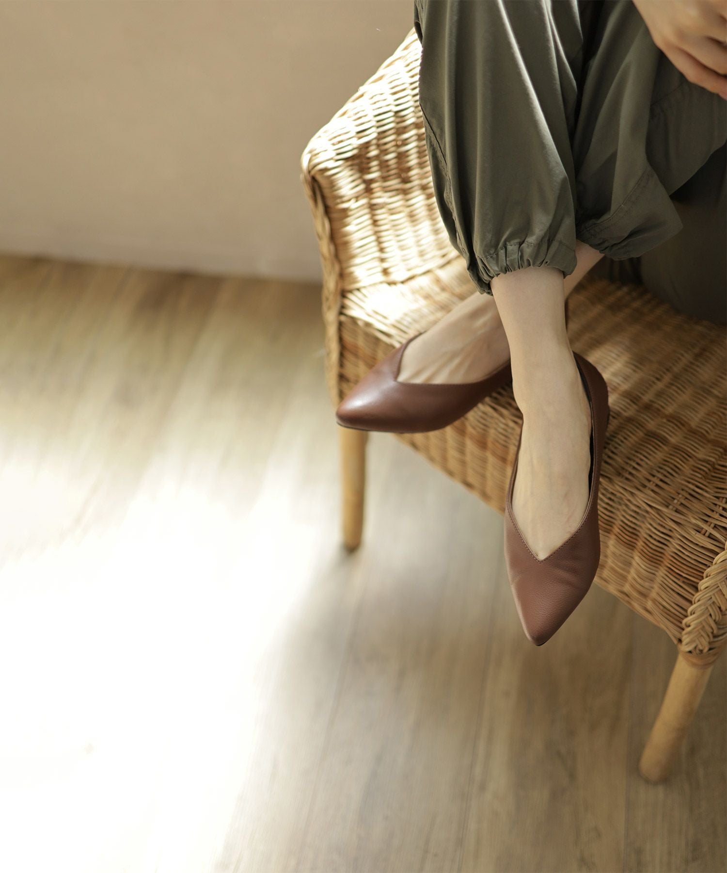 高機能クッションのVカット美脚ウッドヒールパンプス▲返品交換不可