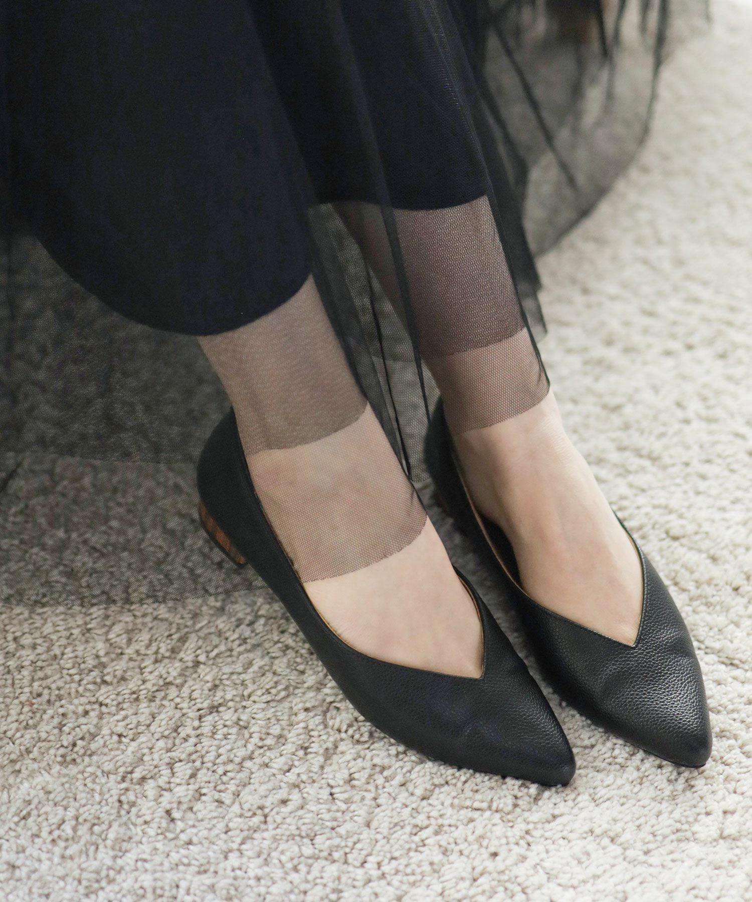 高機能クッションのVカット美脚ウッドヒールパンプス▲返品交換不可