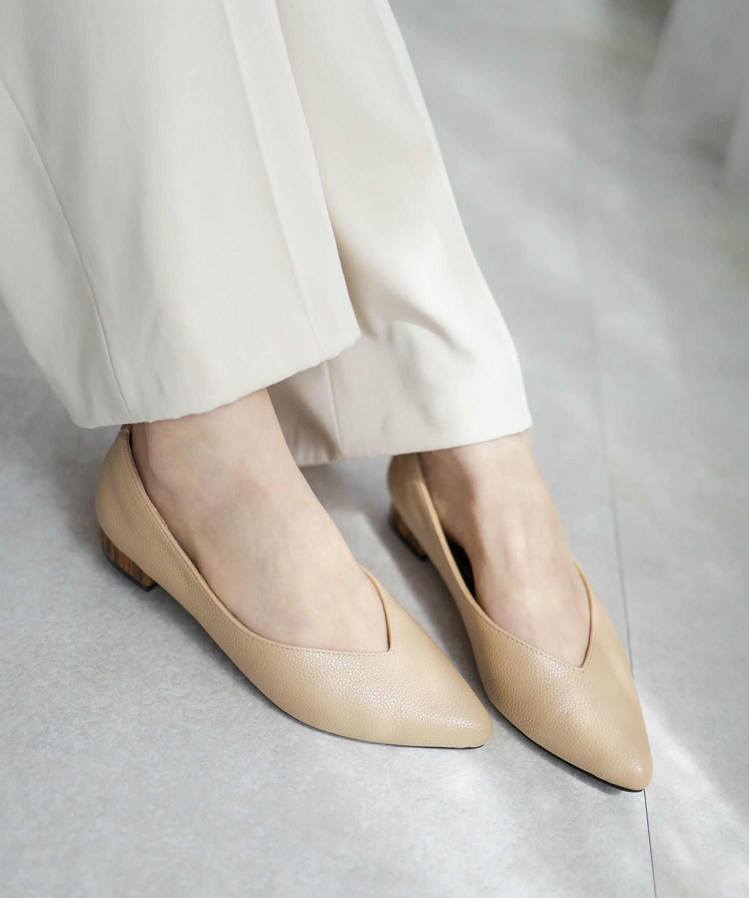 高機能クッションのVカット美脚ウッドヒールパンプス▲返品交換不可