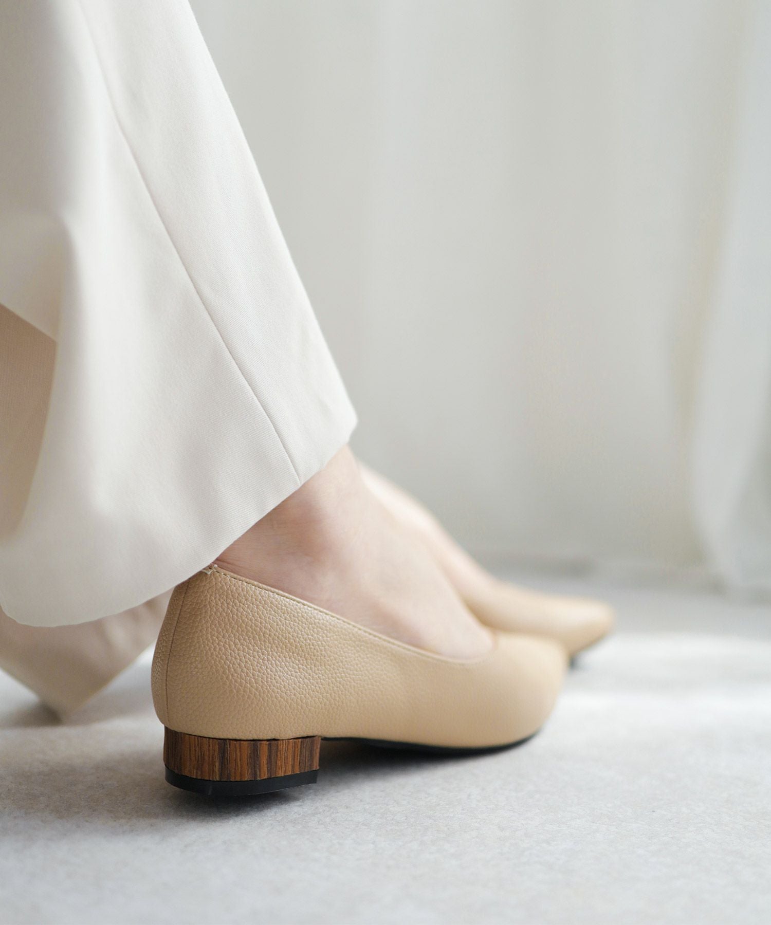 高機能クッションのVカット美脚ウッドヒールパンプス△返品交換不可