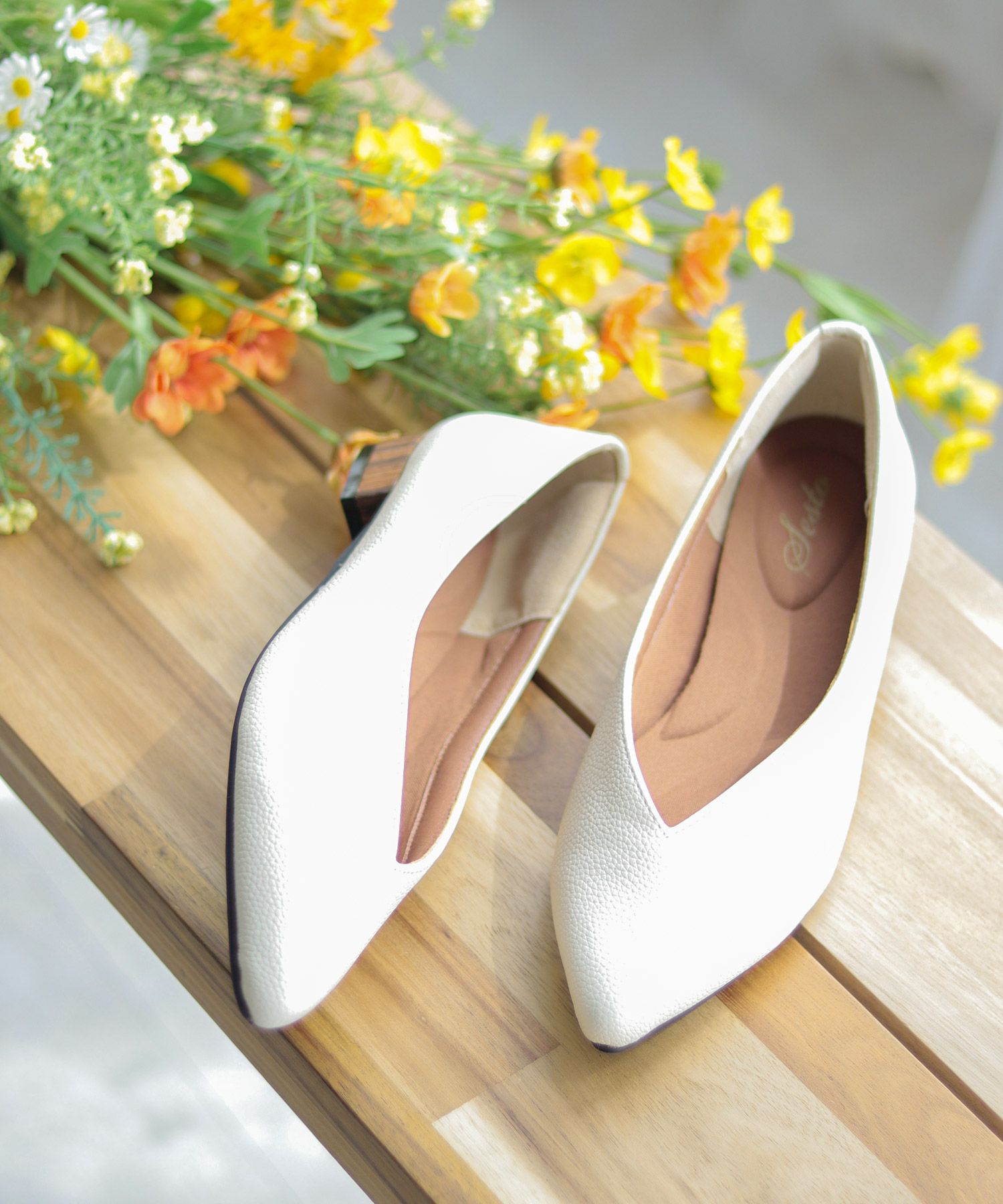 高機能クッションのVカット美脚ウッドヒールパンプス▲返品交換不可