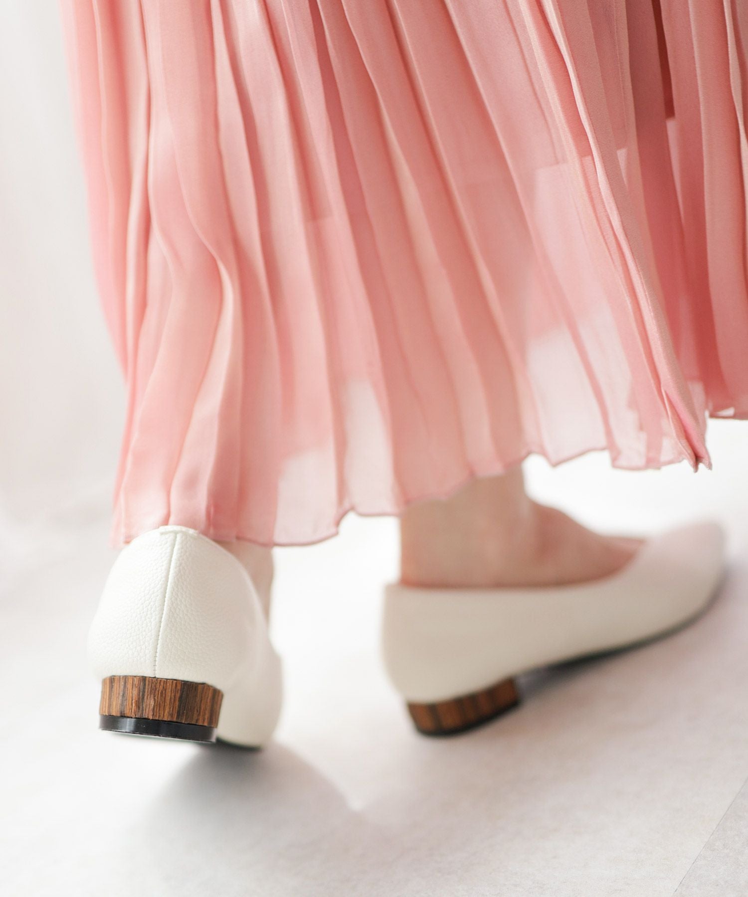 高機能クッションのVカット美脚ウッドヒールパンプス△返品交換不可