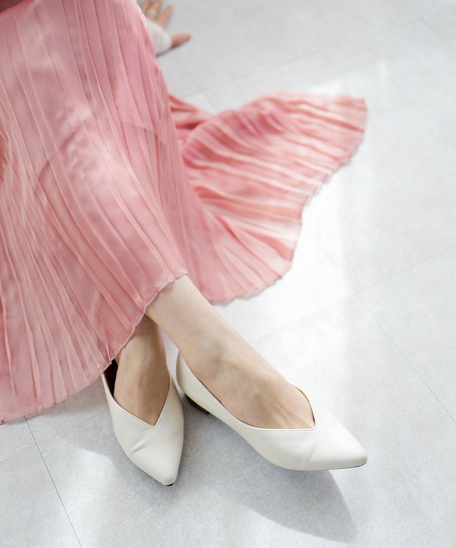 高機能クッションのVカット美脚ウッドヒールパンプス▲返品交換不可