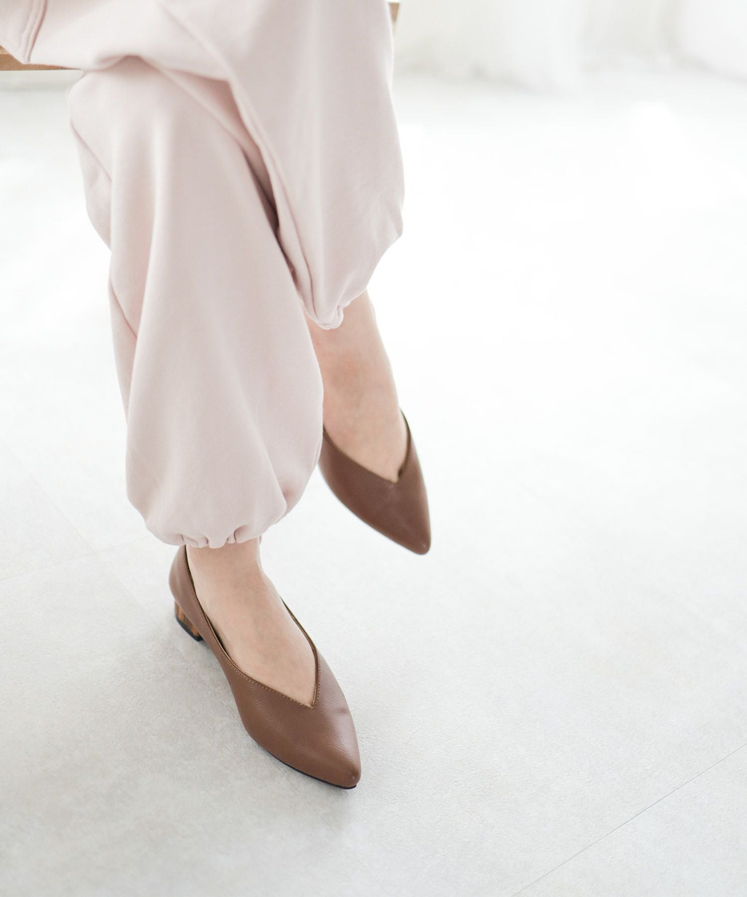 高機能クッションのVカット美脚ウッドヒールパンプス▲返品交換不可