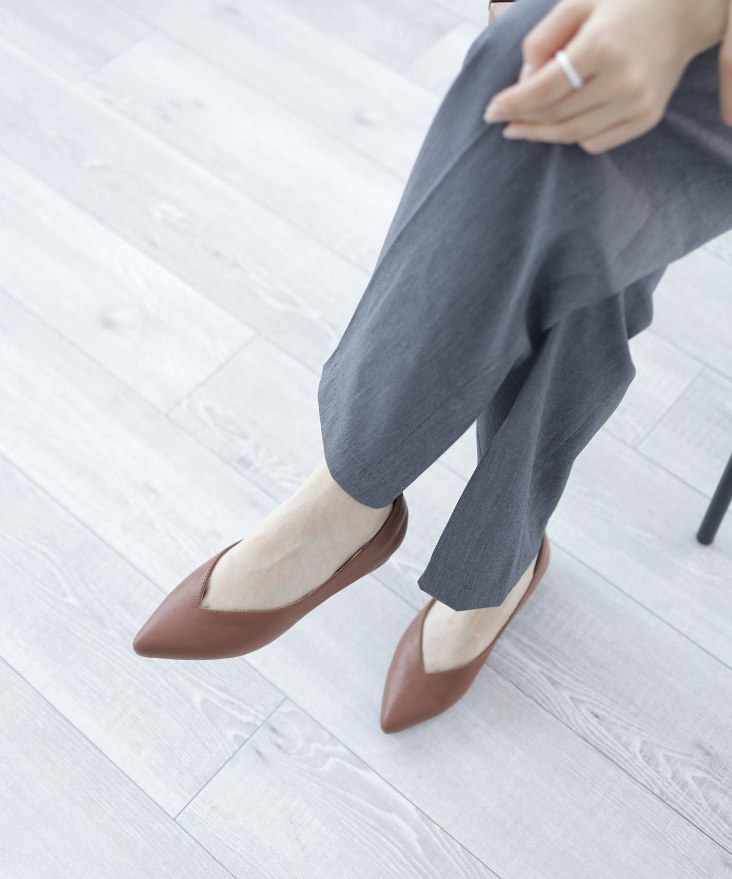 高機能クッションのVカット美脚ウッドヒールパンプス▲返品交換不可