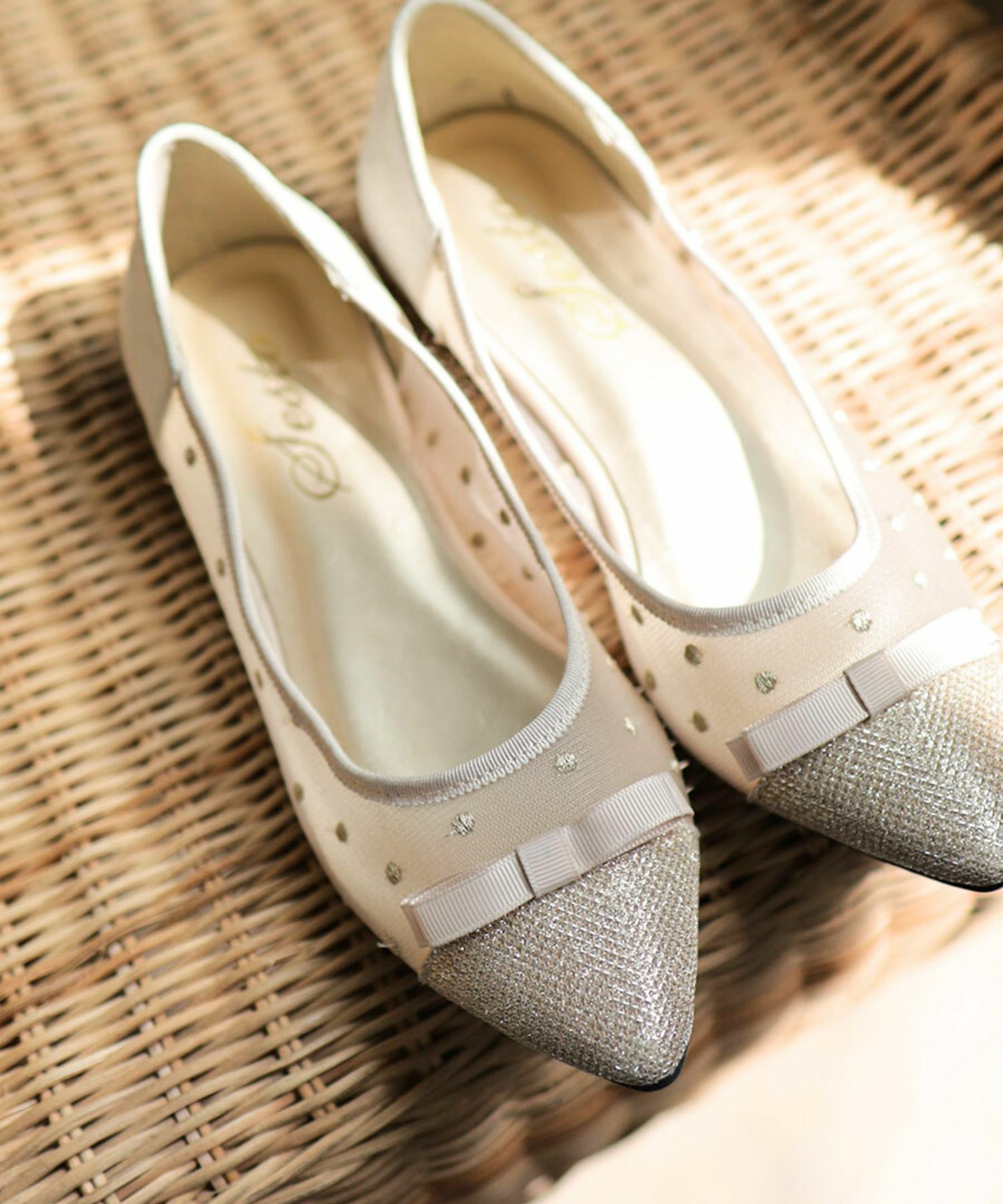 シースルードットのポイテッドトゥフラットパンプス