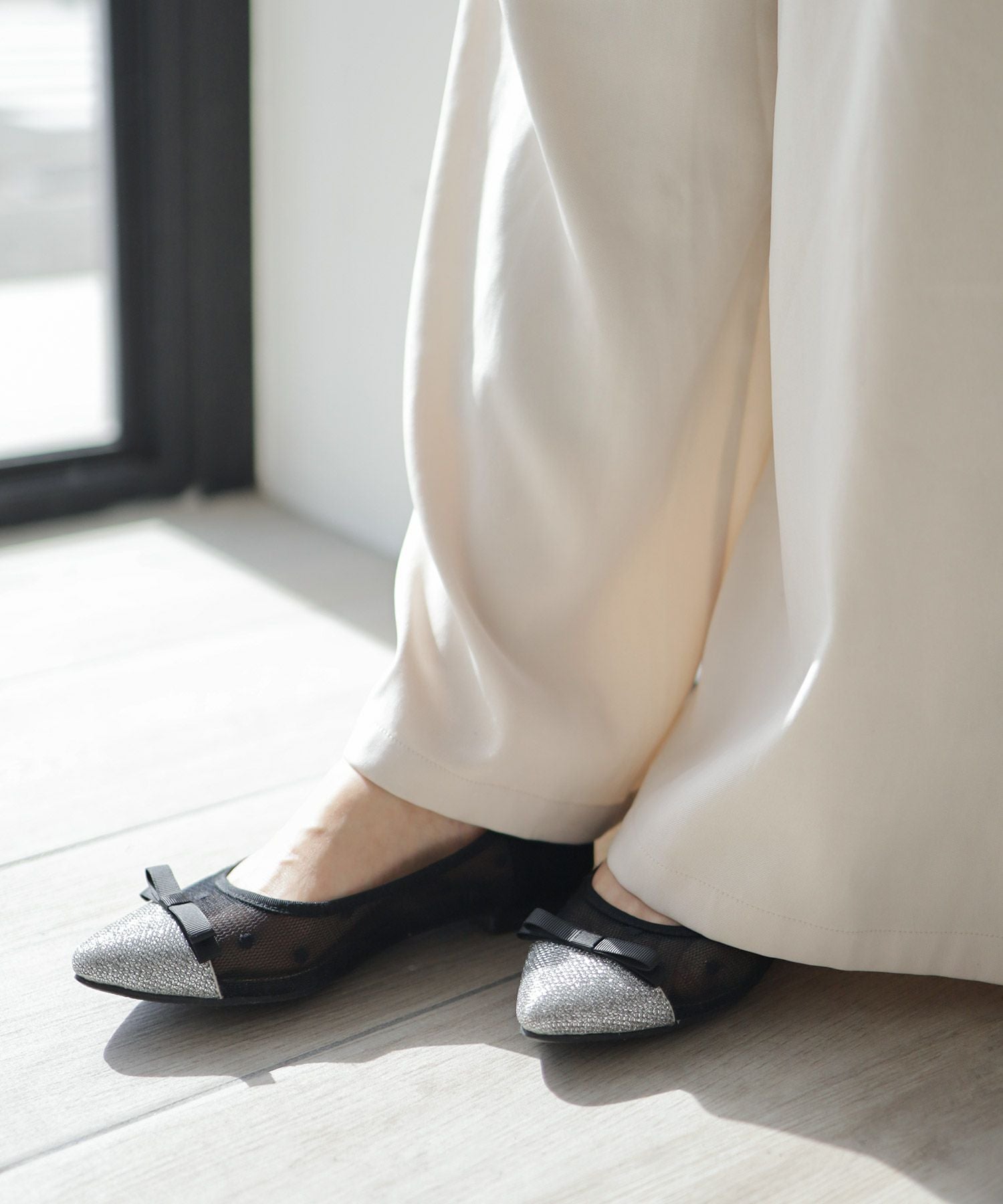 シースルードットのポイテッドトゥフラットパンプス