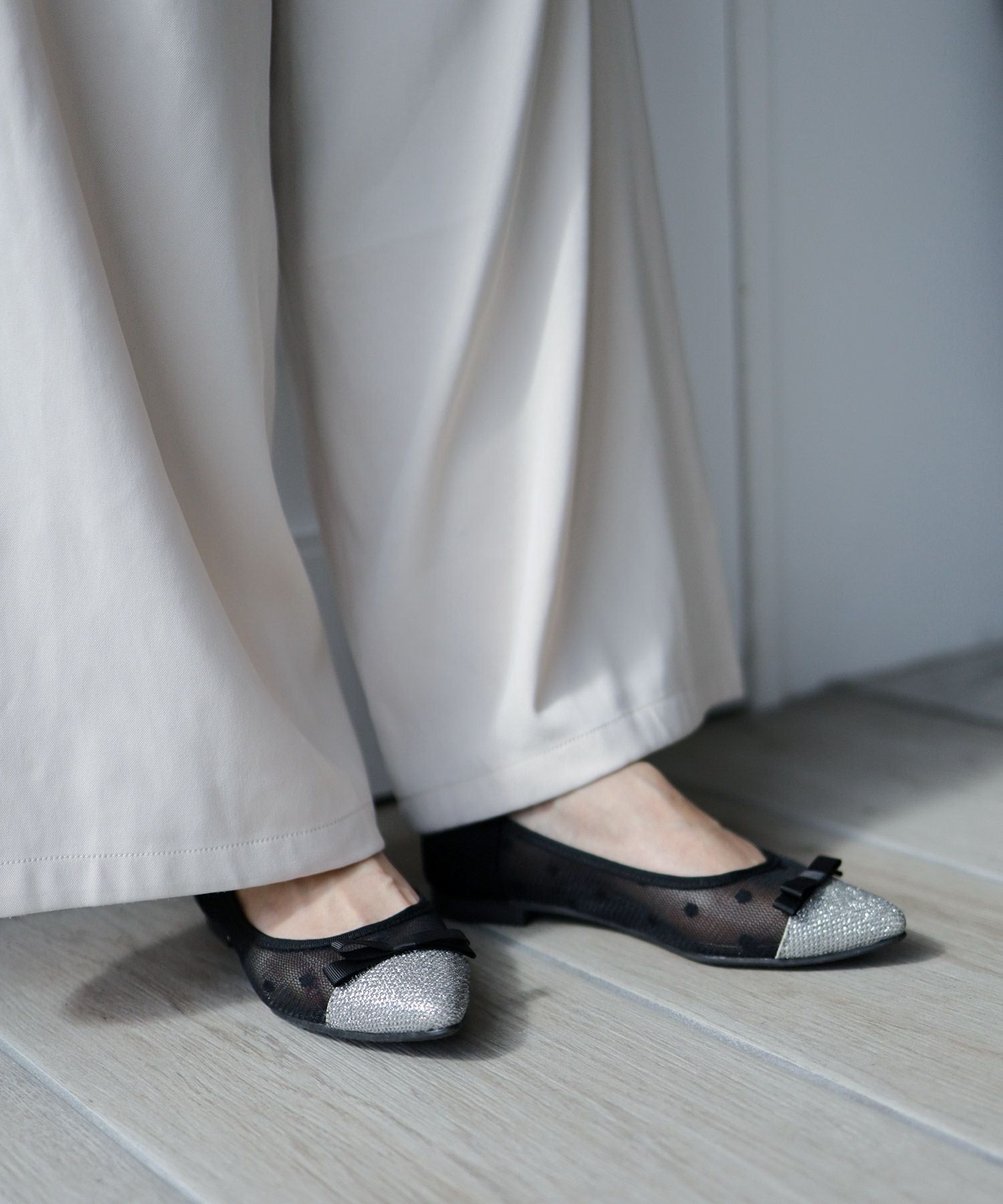 シースルードットのポイテッドトゥフラットパンプス