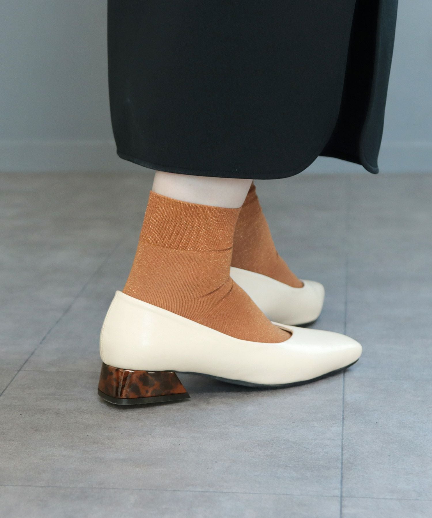 【4E幅広・大きいサイズ】【晴雨兼用】スクエアトゥフレアヒールパンプス