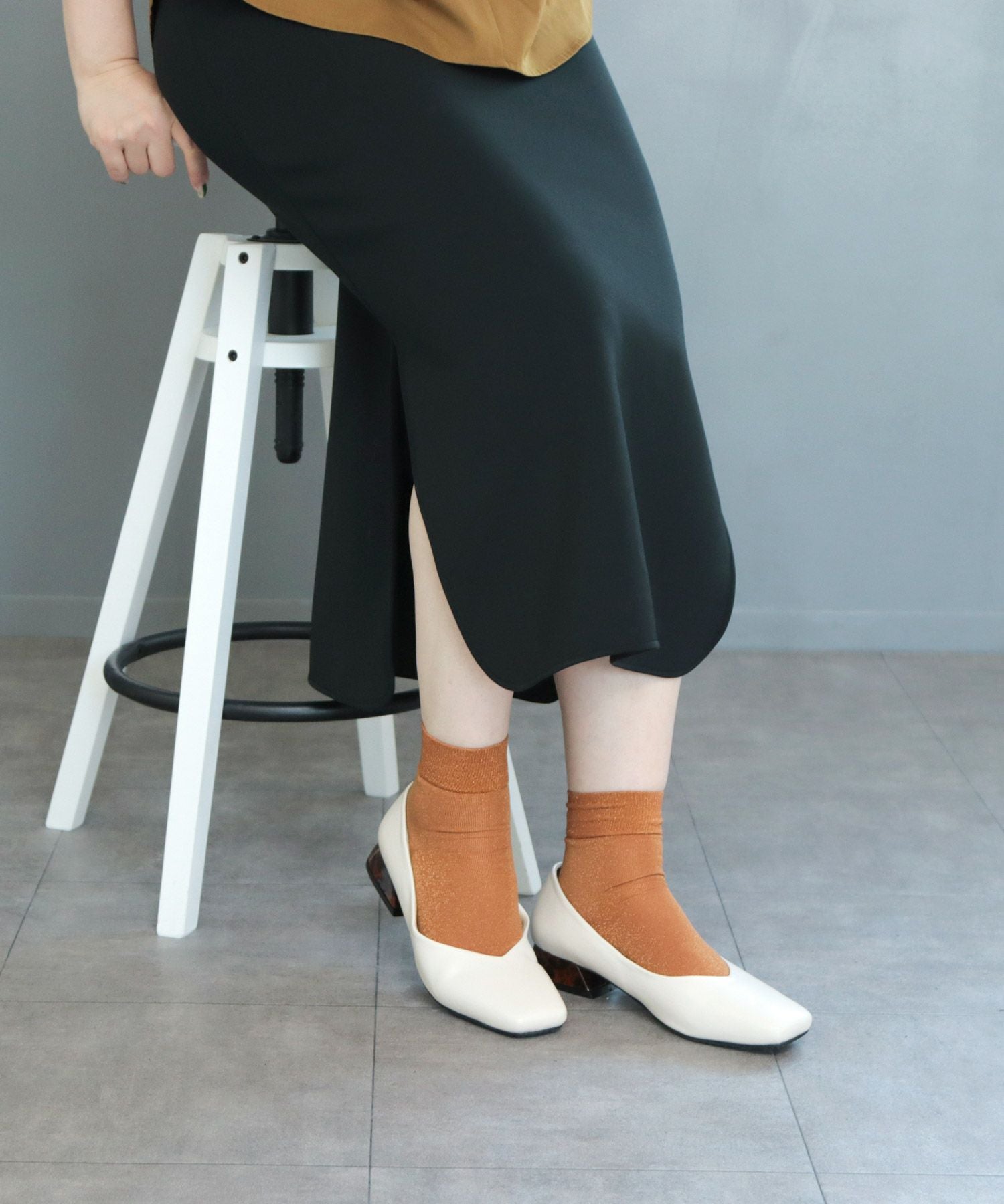 【4E幅広・大きいサイズ】【晴雨兼用】スクエアトゥフレアヒールパンプス