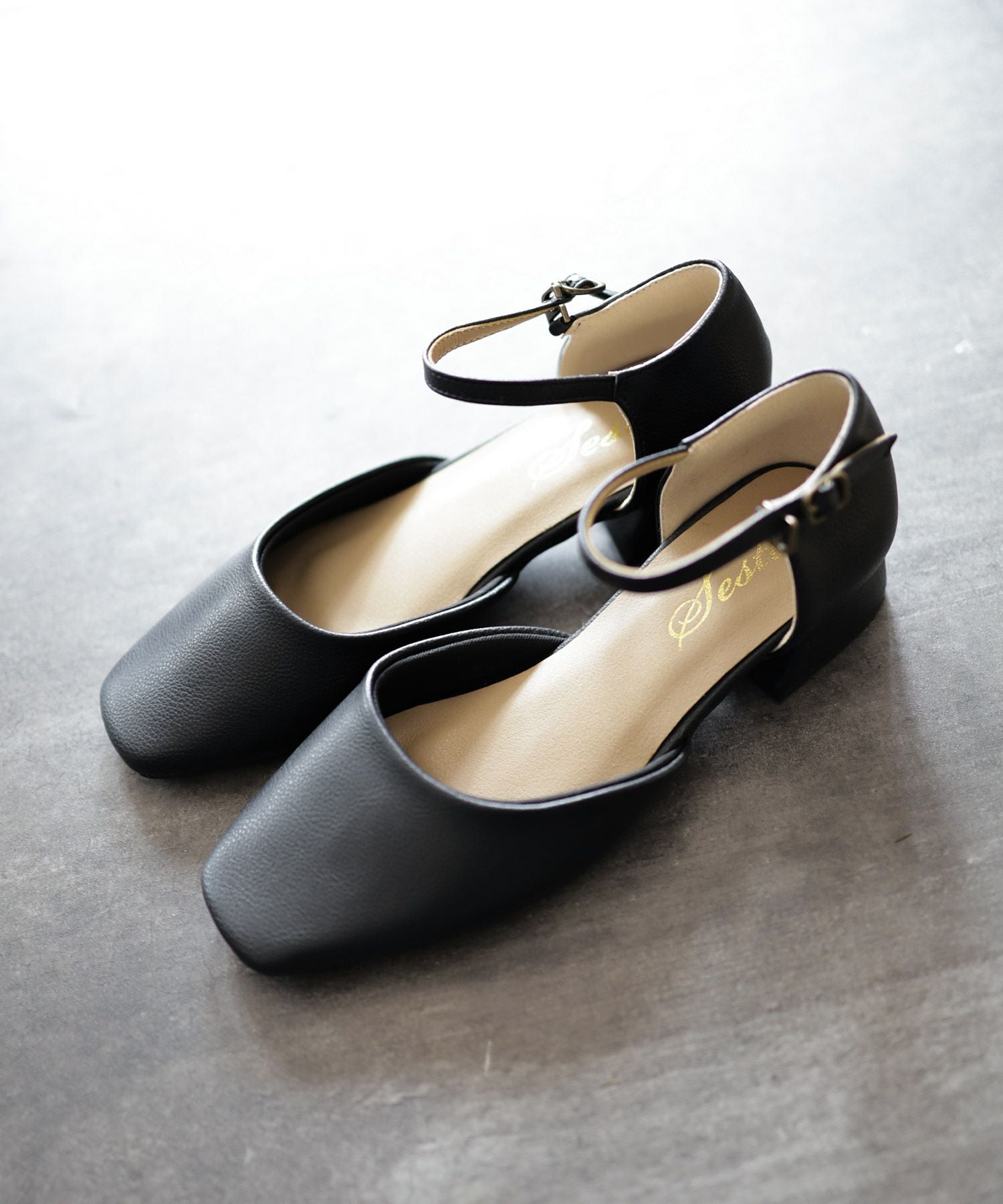 スクエアトゥアンクルストラップローヒールパンプス | SESTO(セスト