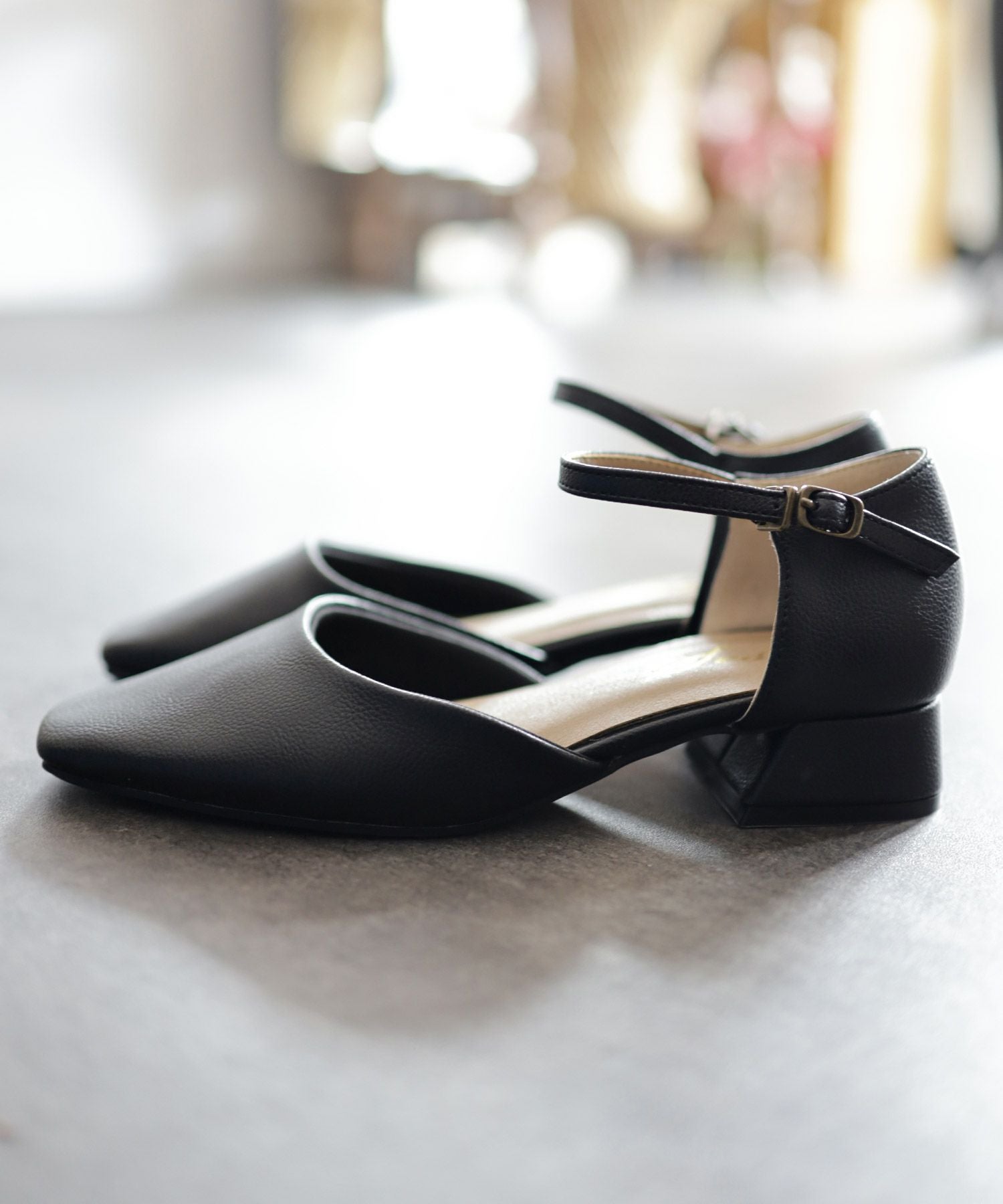 スクエアトゥアンクルストラップローヒールパンプス