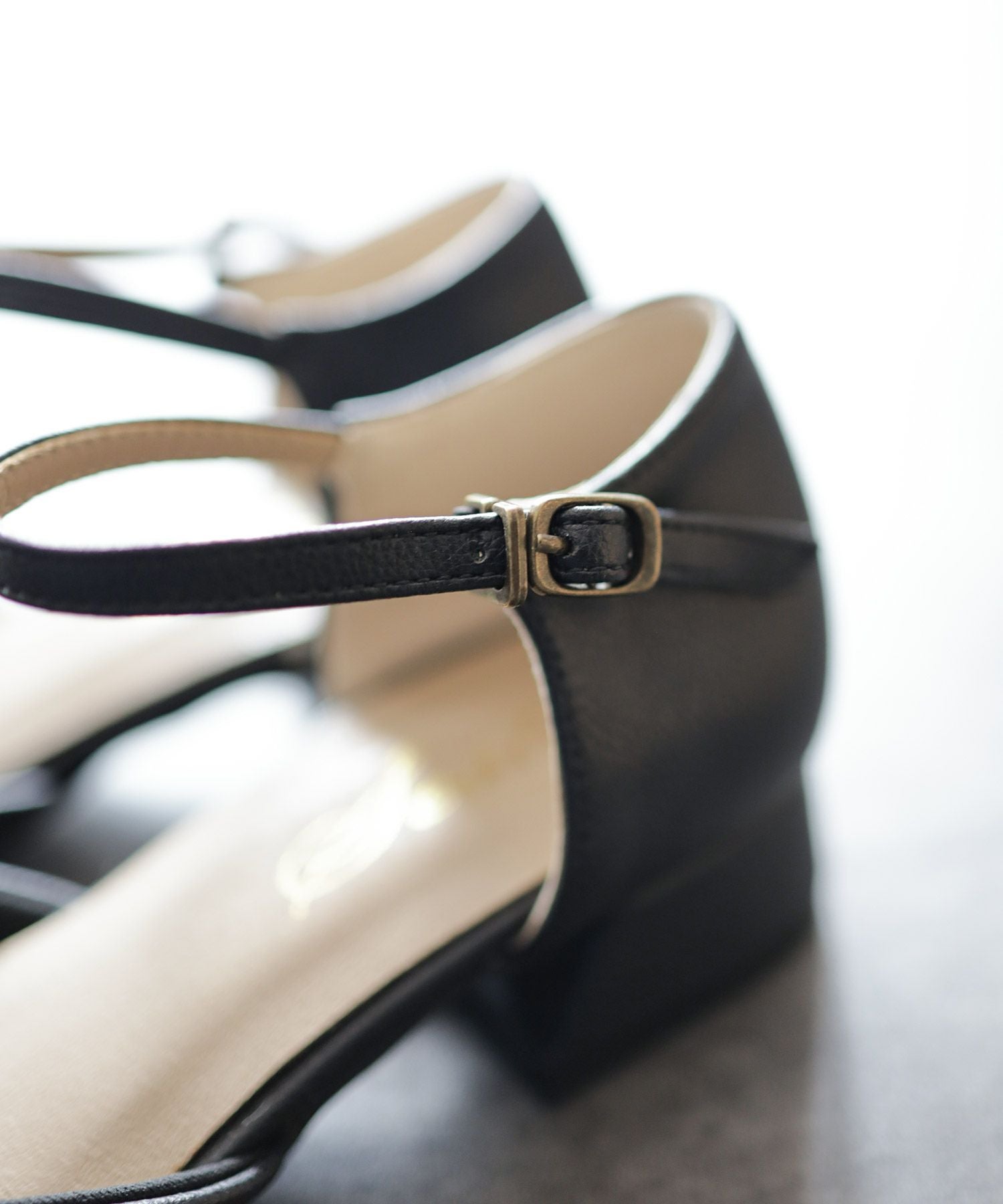 スクエアトゥアンクルストラップローヒールパンプス