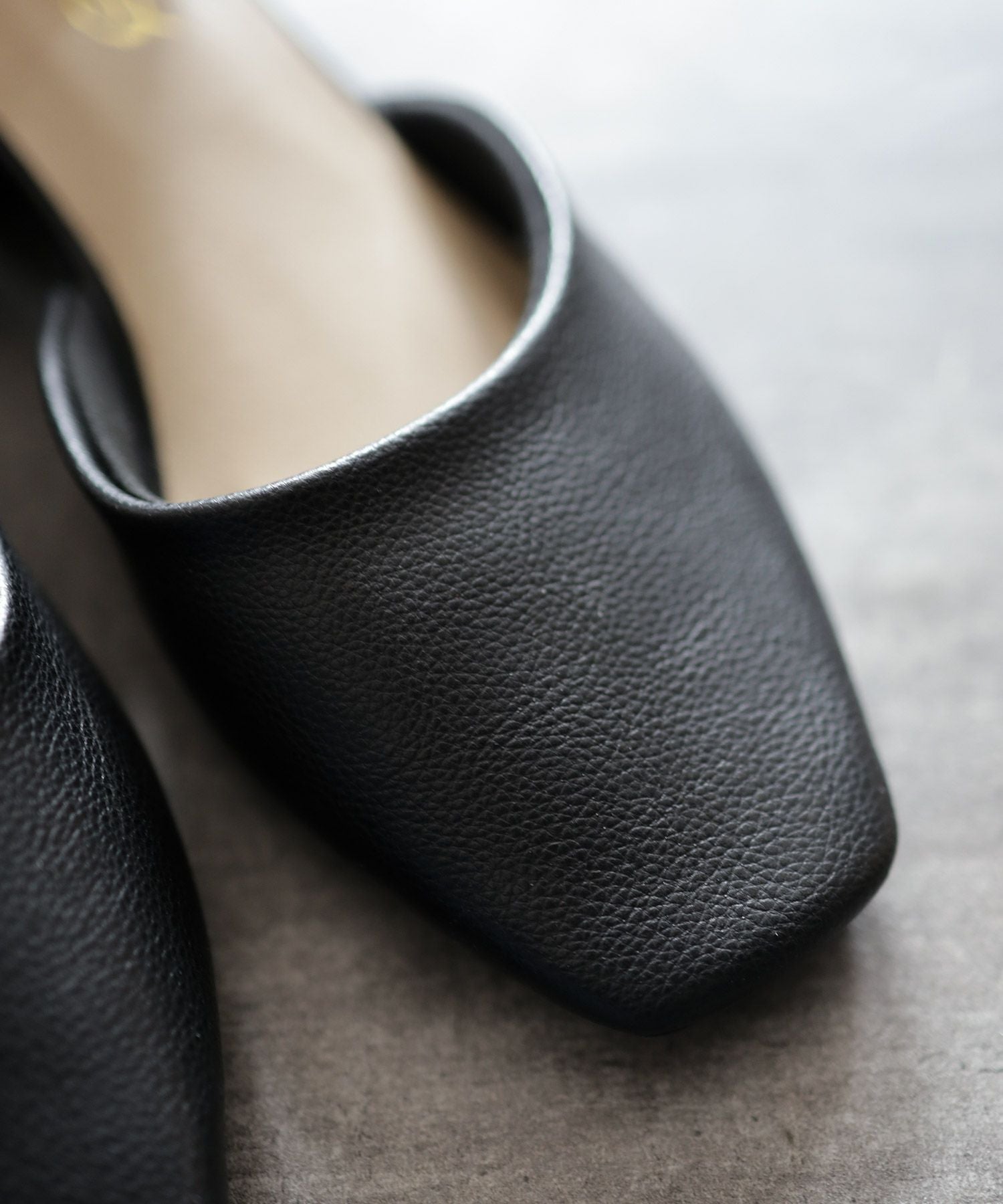 スクエアトゥアンクルストラップローヒールパンプス