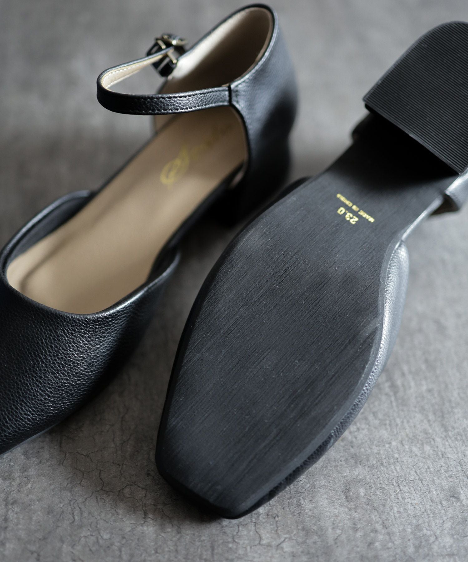 スクエアトゥアンクルストラップローヒールパンプス