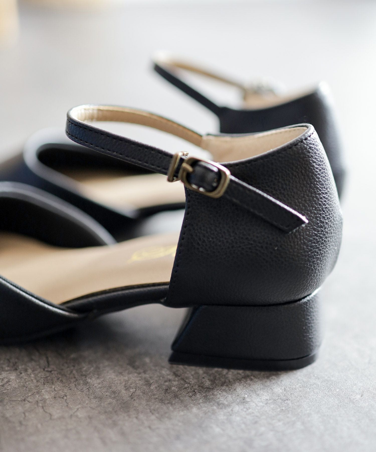 スクエアトゥアンクルストラップローヒールパンプス