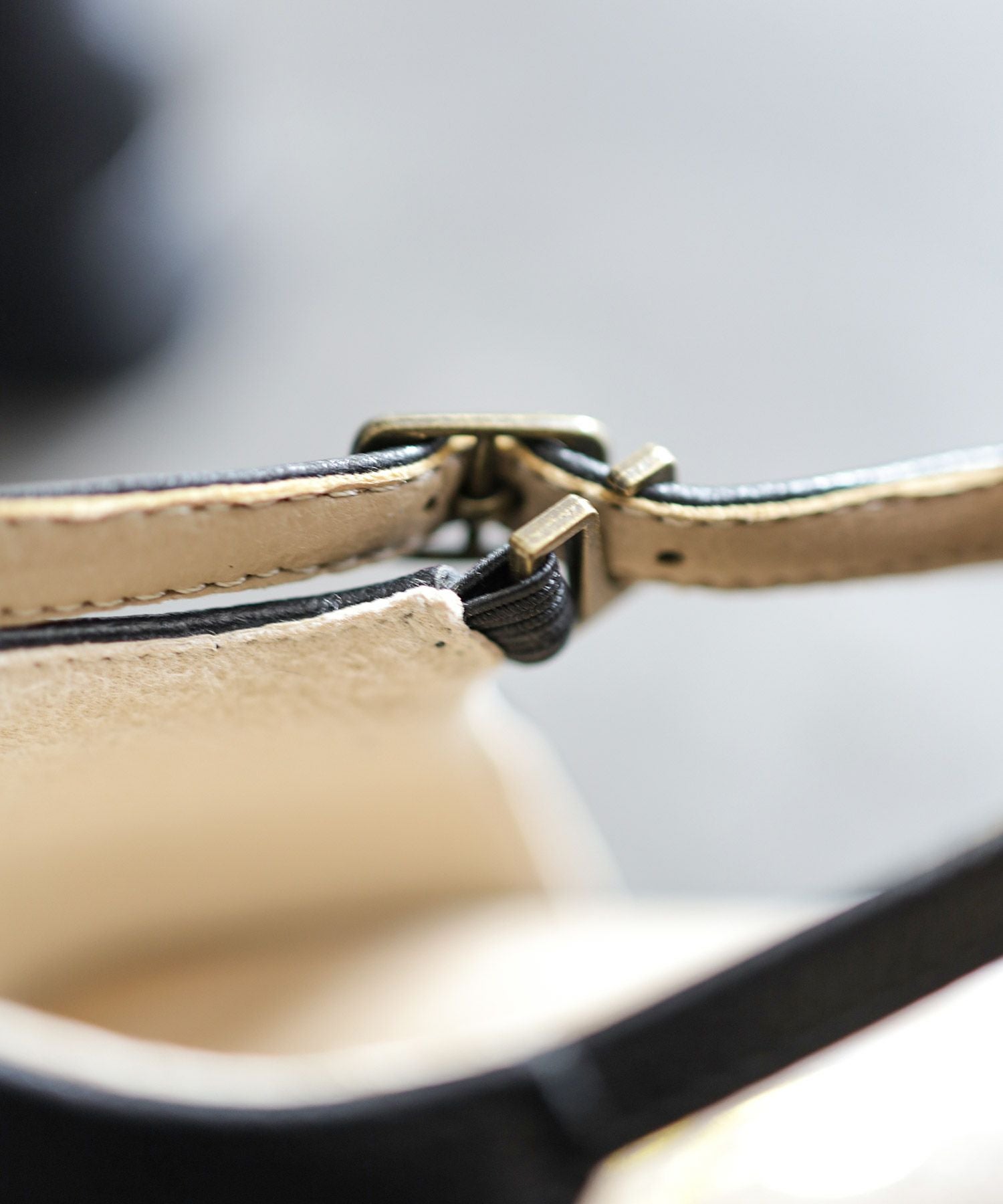 スクエアトゥアンクルストラップローヒールパンプス | SESTO(セスト