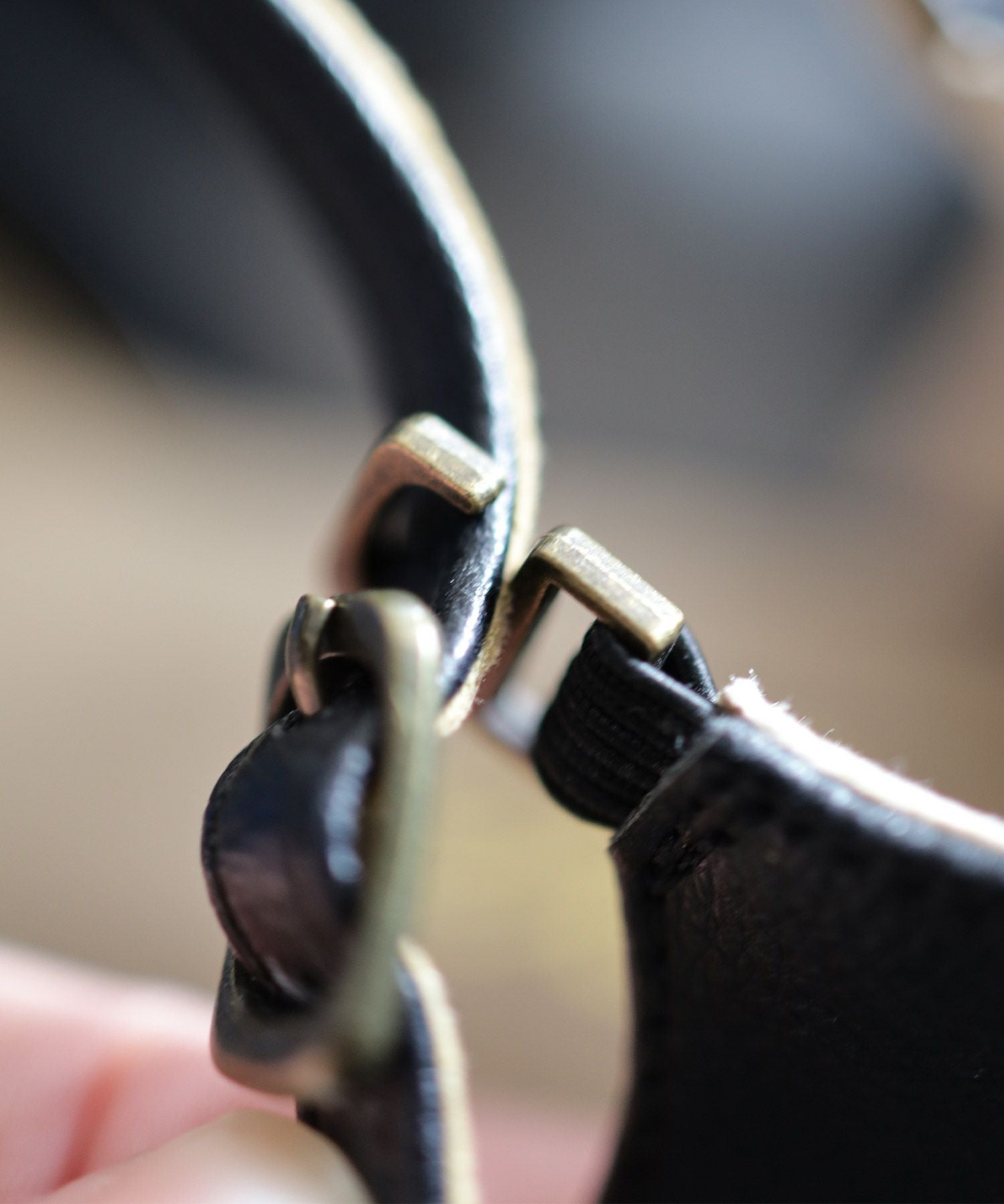 スクエアトゥアンクルストラップローヒールパンプス