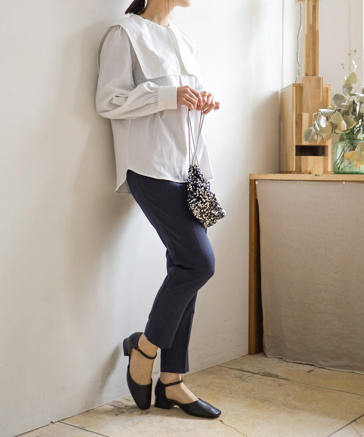 スクエアトゥアンクルストラップローヒールパンプス