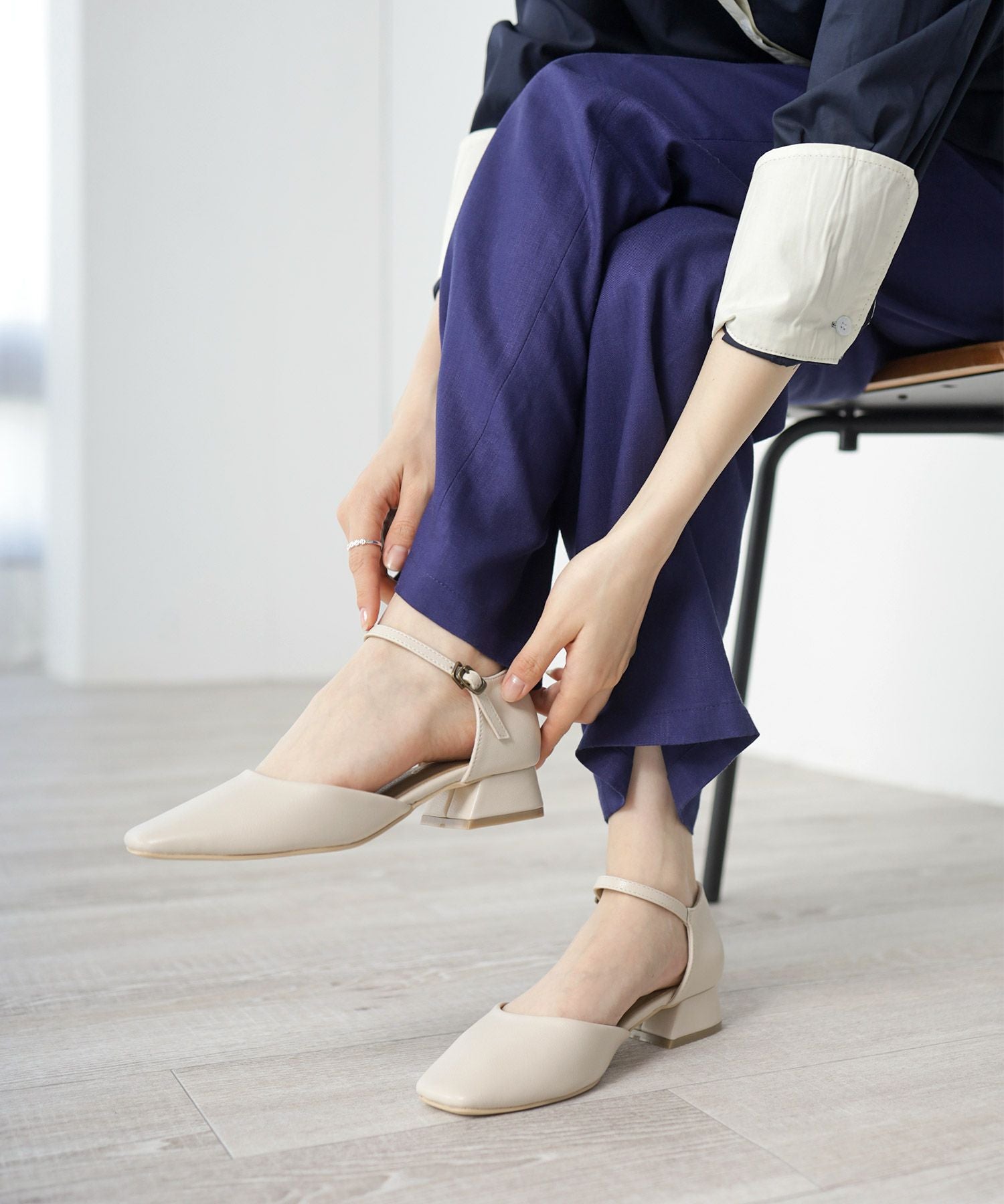 スクエアトゥアンクルストラップローヒールパンプス