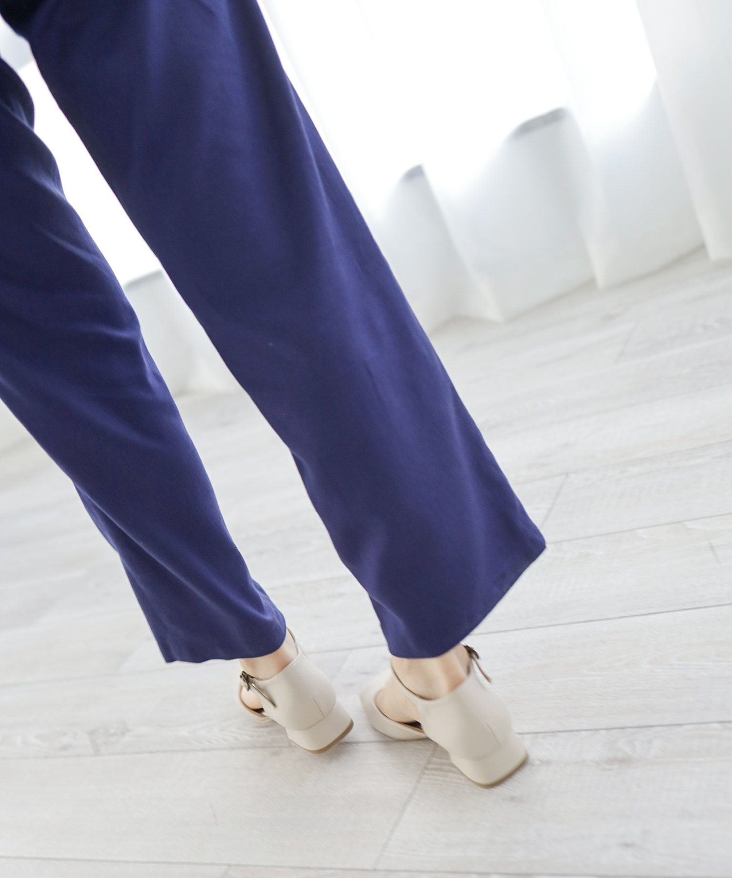 スクエアトゥアンクルストラップローヒールパンプス