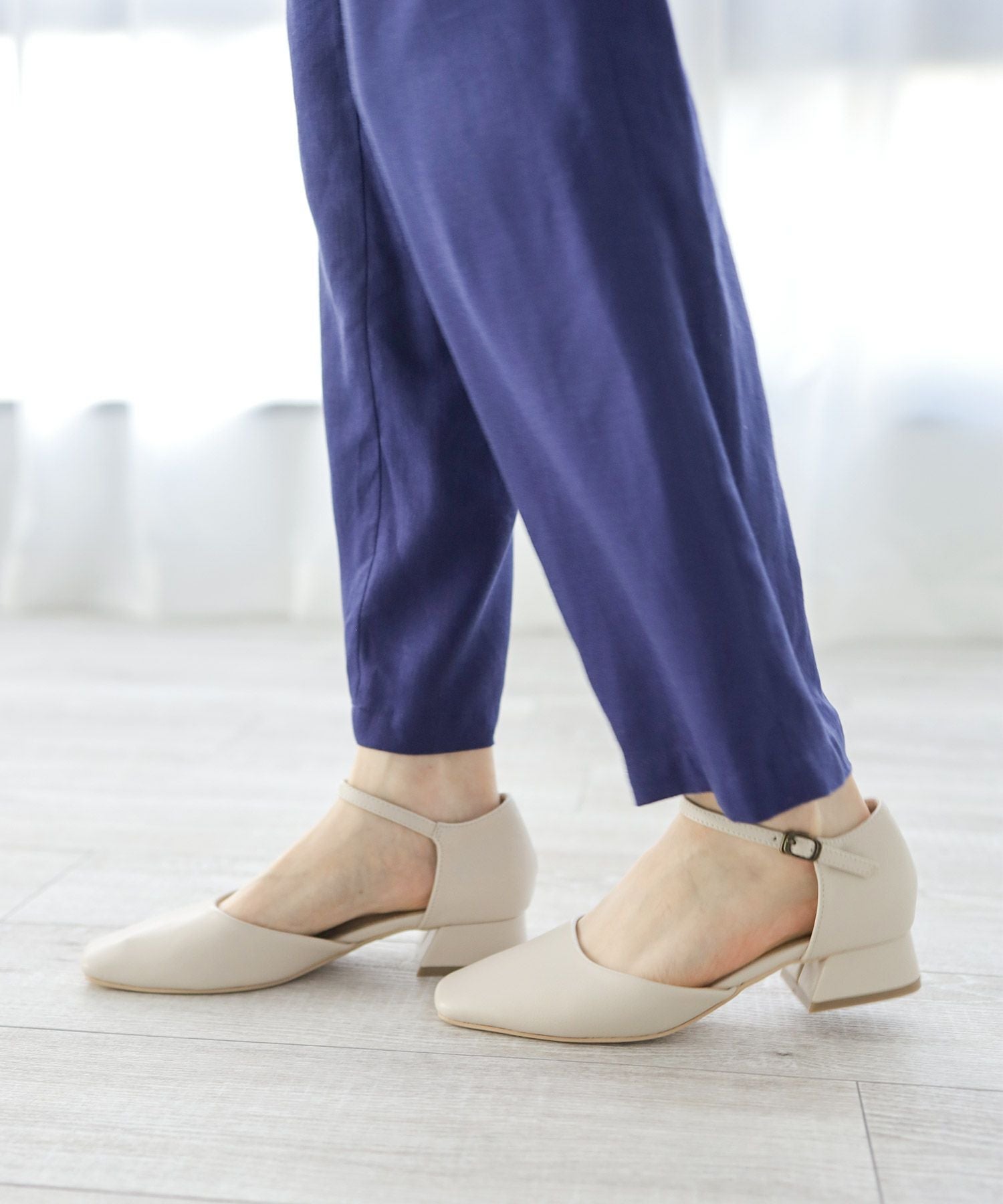 スクエアトゥアンクルストラップローヒールパンプス