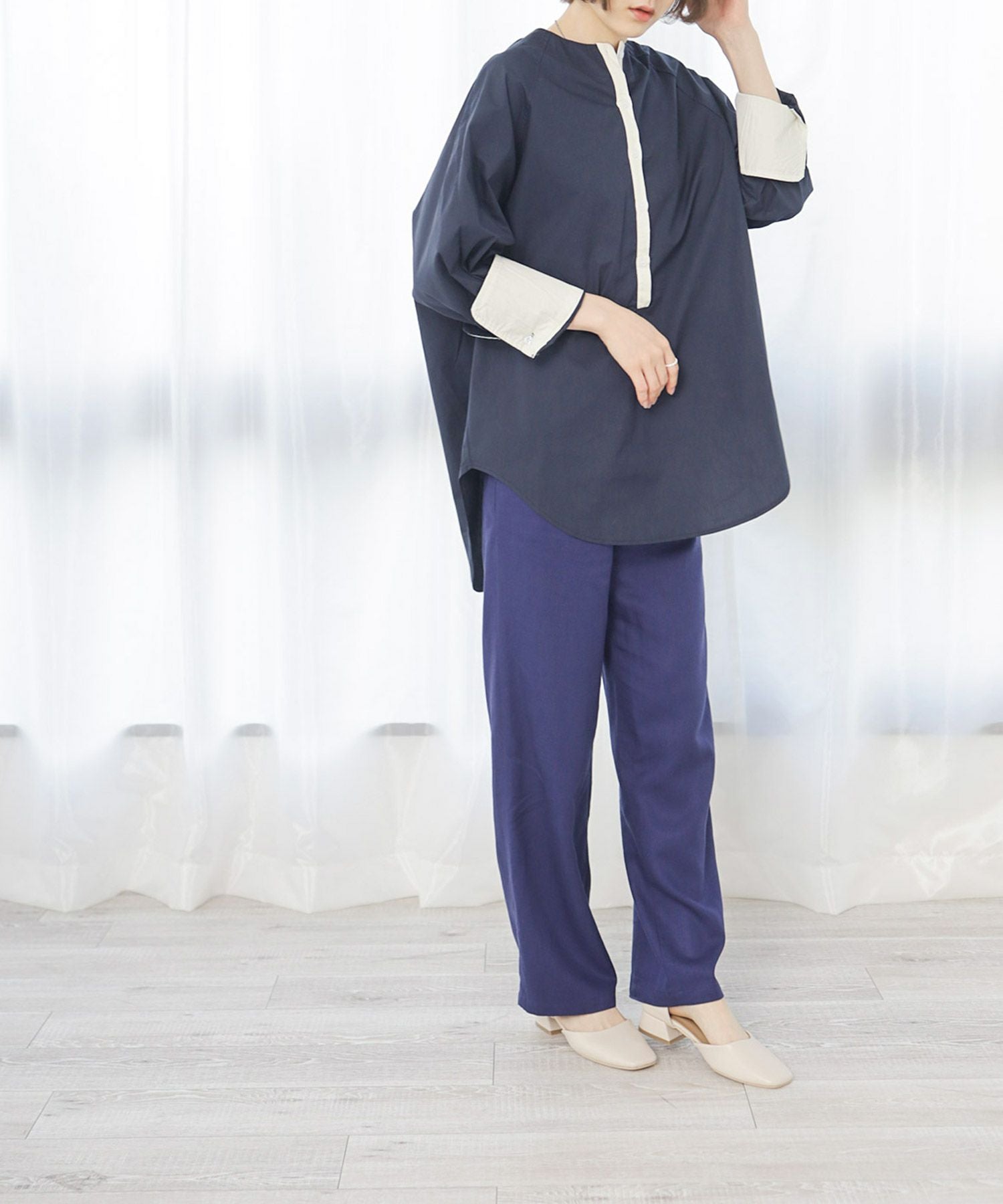 スクエアトゥアンクルストラップローヒールパンプス