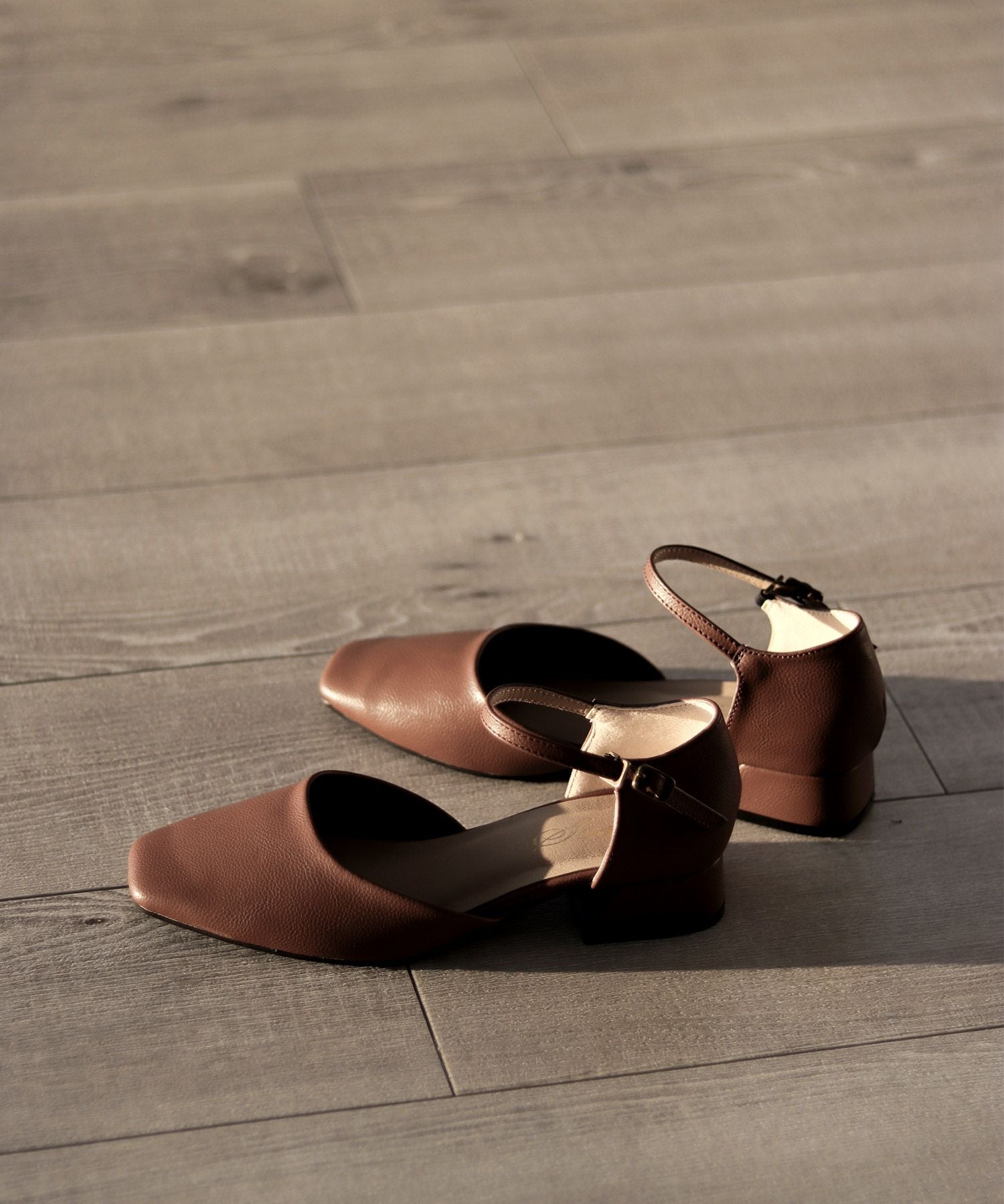 スクエアトゥアンクルストラップローヒールパンプス