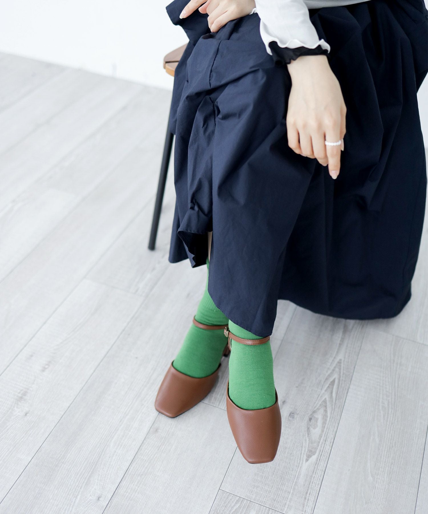 スクエアトゥアンクルストラップローヒールパンプス