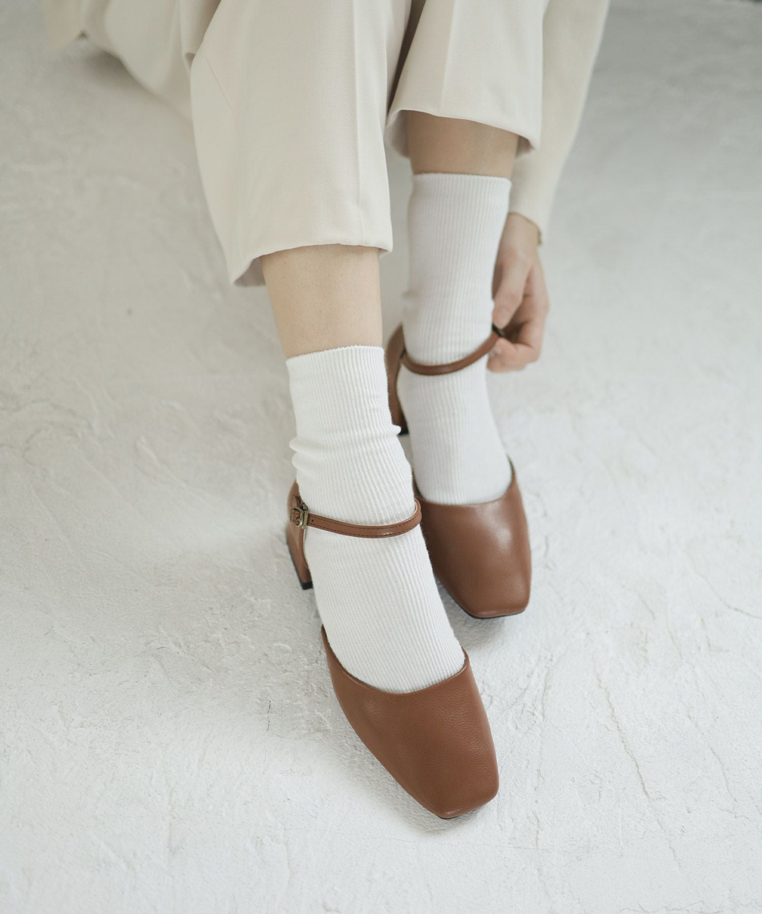 スクエアトゥアンクルストラップローヒールパンプス