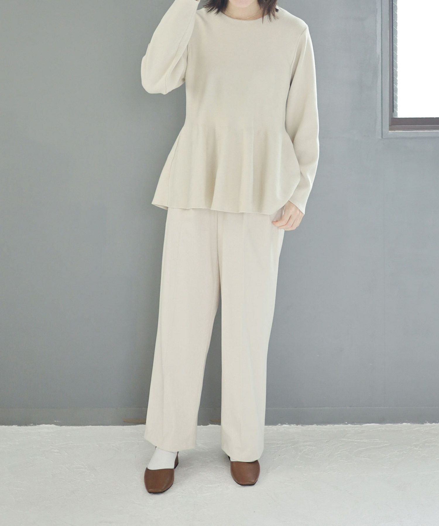 スクエアトゥアンクルストラップローヒールパンプス