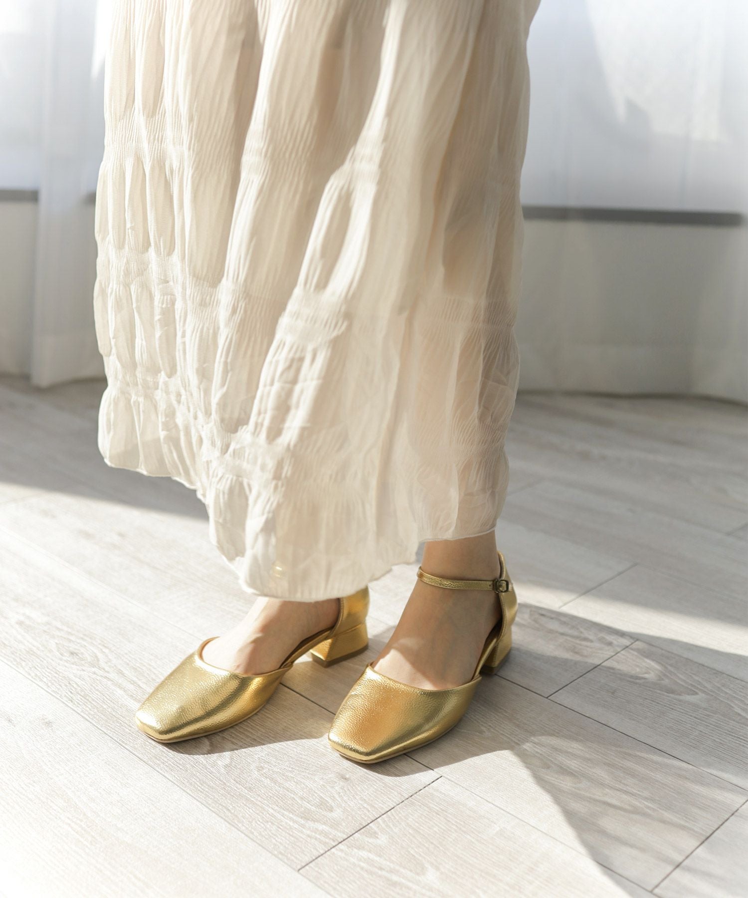 スクエアトゥアンクルストラップローヒールパンプス